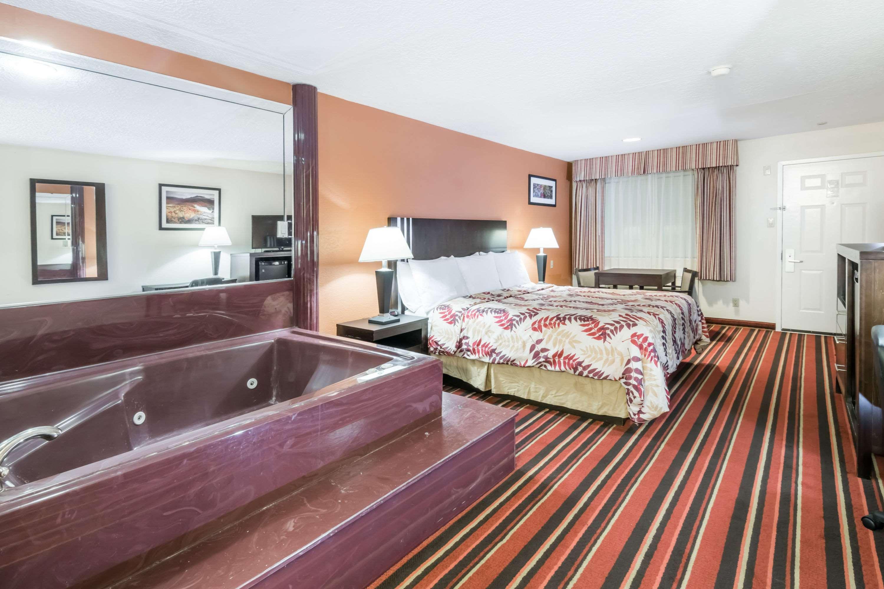 Days Inn and Suites Winnie — photo 4