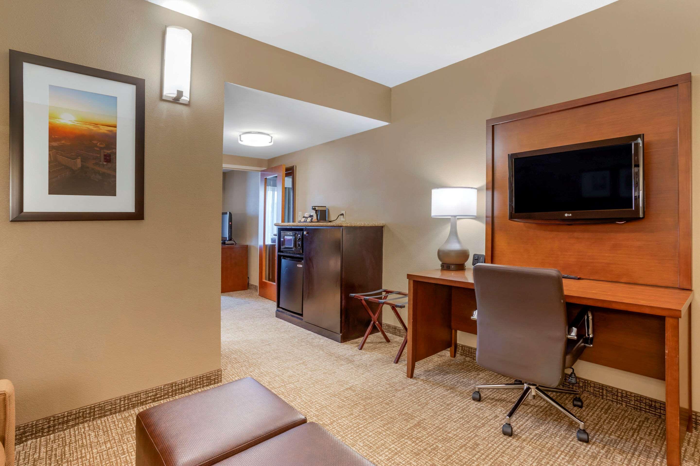 Comfort Suites North — photo 5