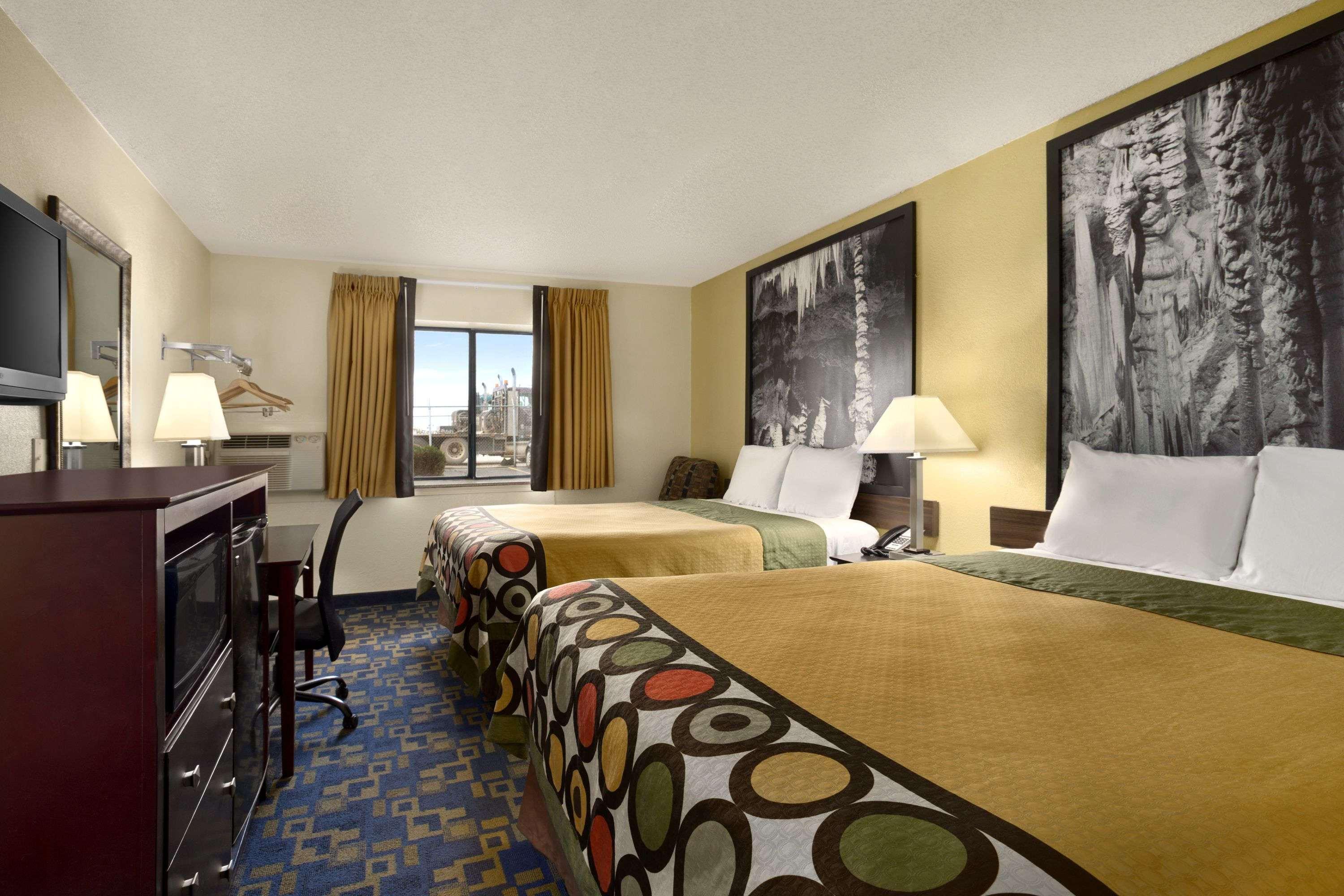 Super 8 by Wyndham Carlsbad — photo 5