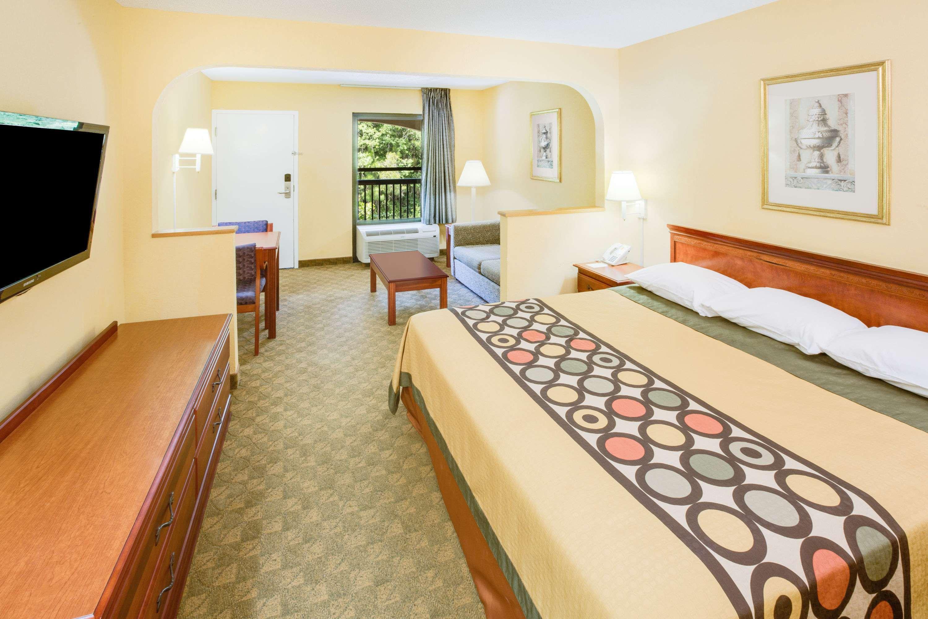 Super 8 by Wyndham Diberville Biloxi Area — photo 3