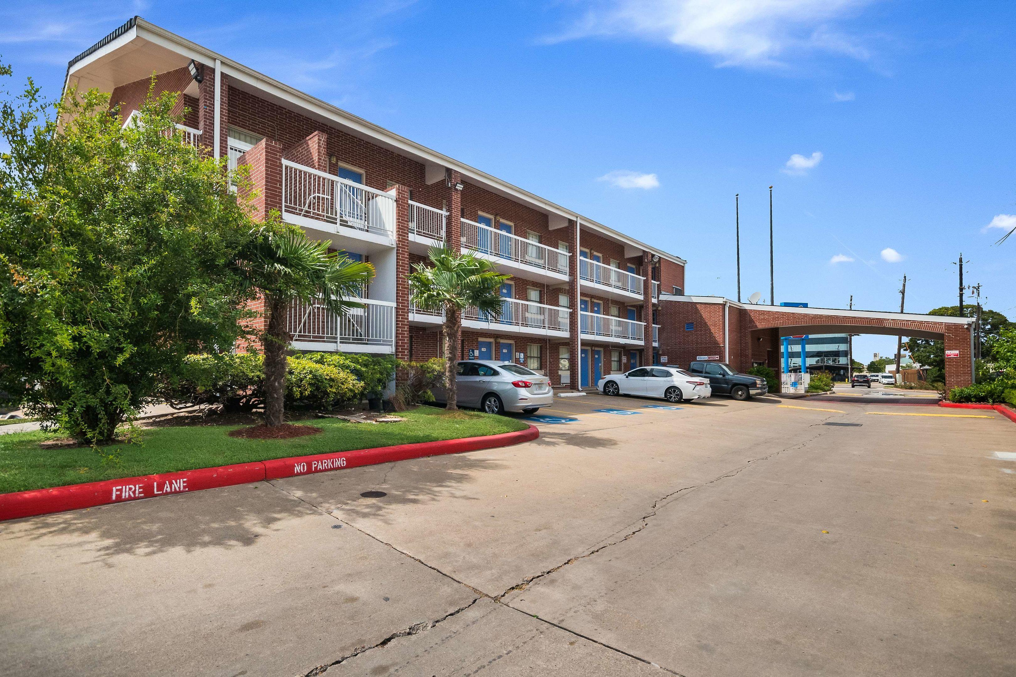 New Six Inn & Suites — photo 4