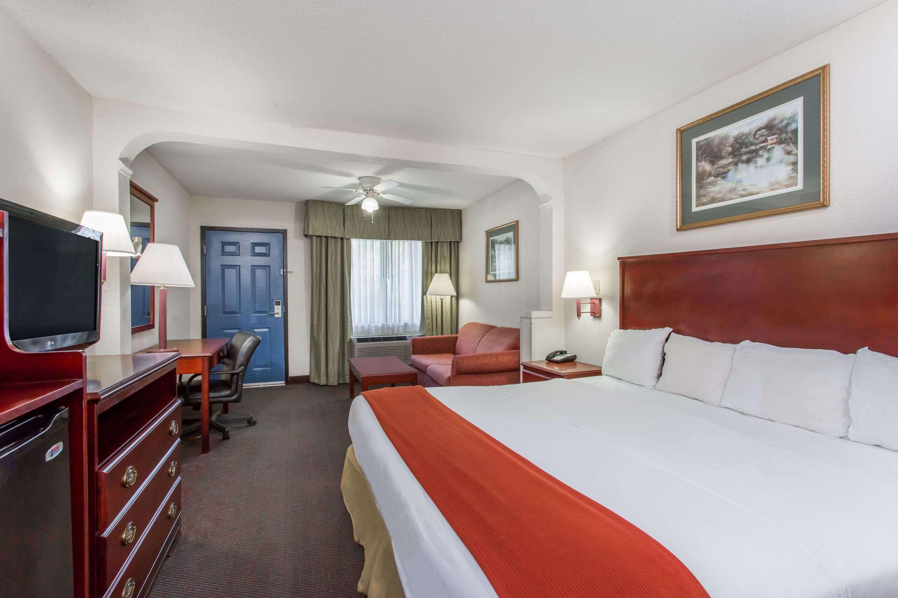 Baymont Inn & Suites Manning — photo 4