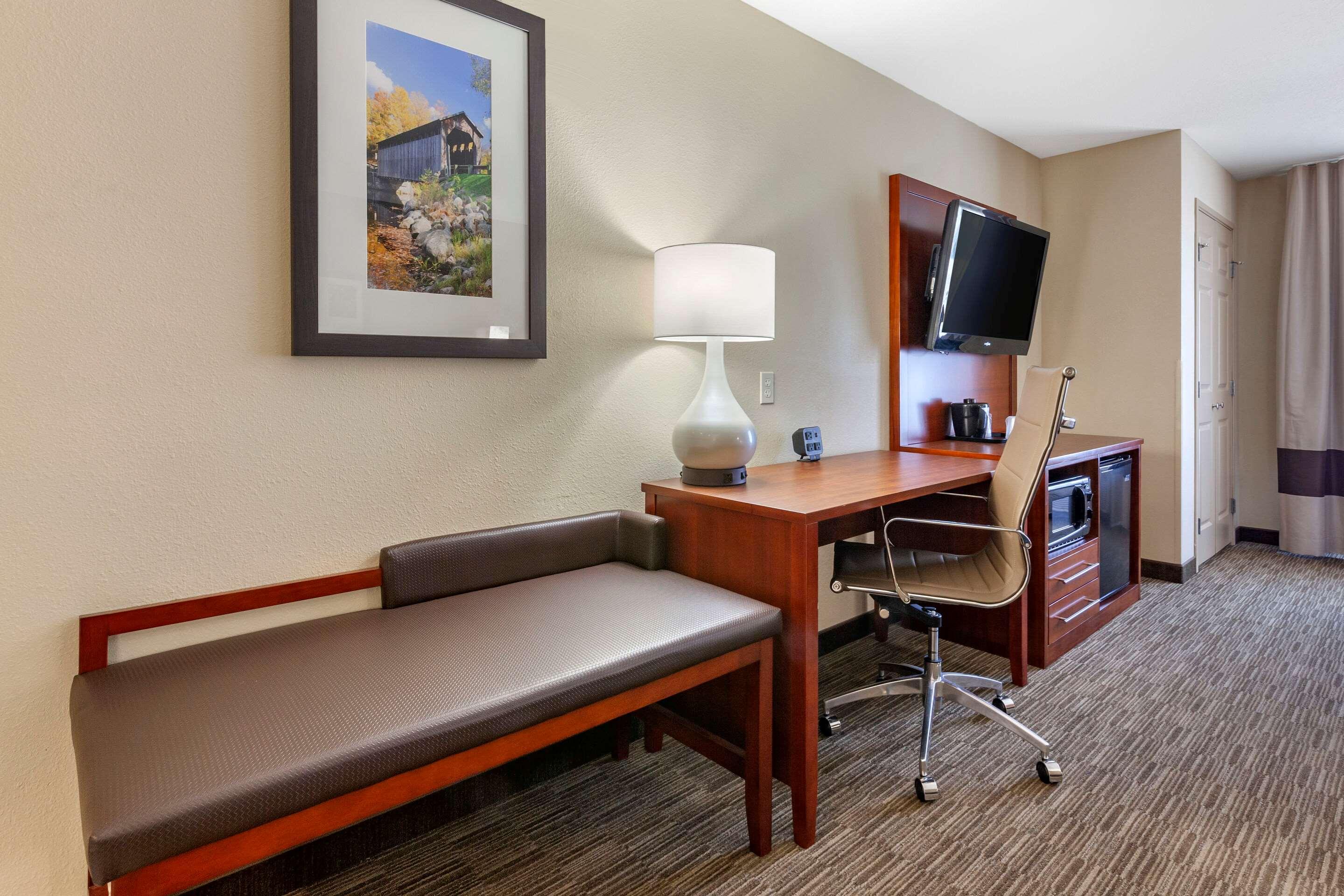 Comfort Suites — photo 5
