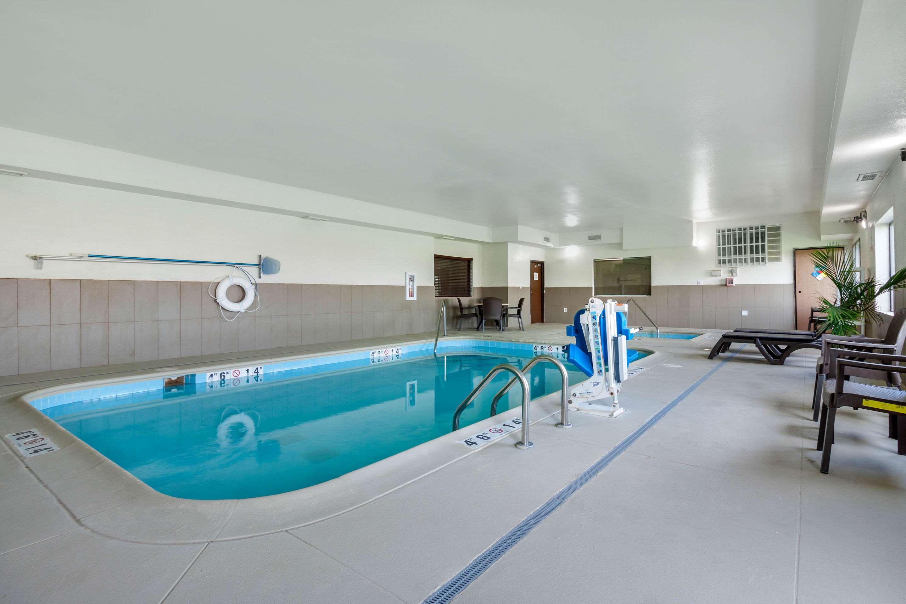 Comfort Suites — photo 4