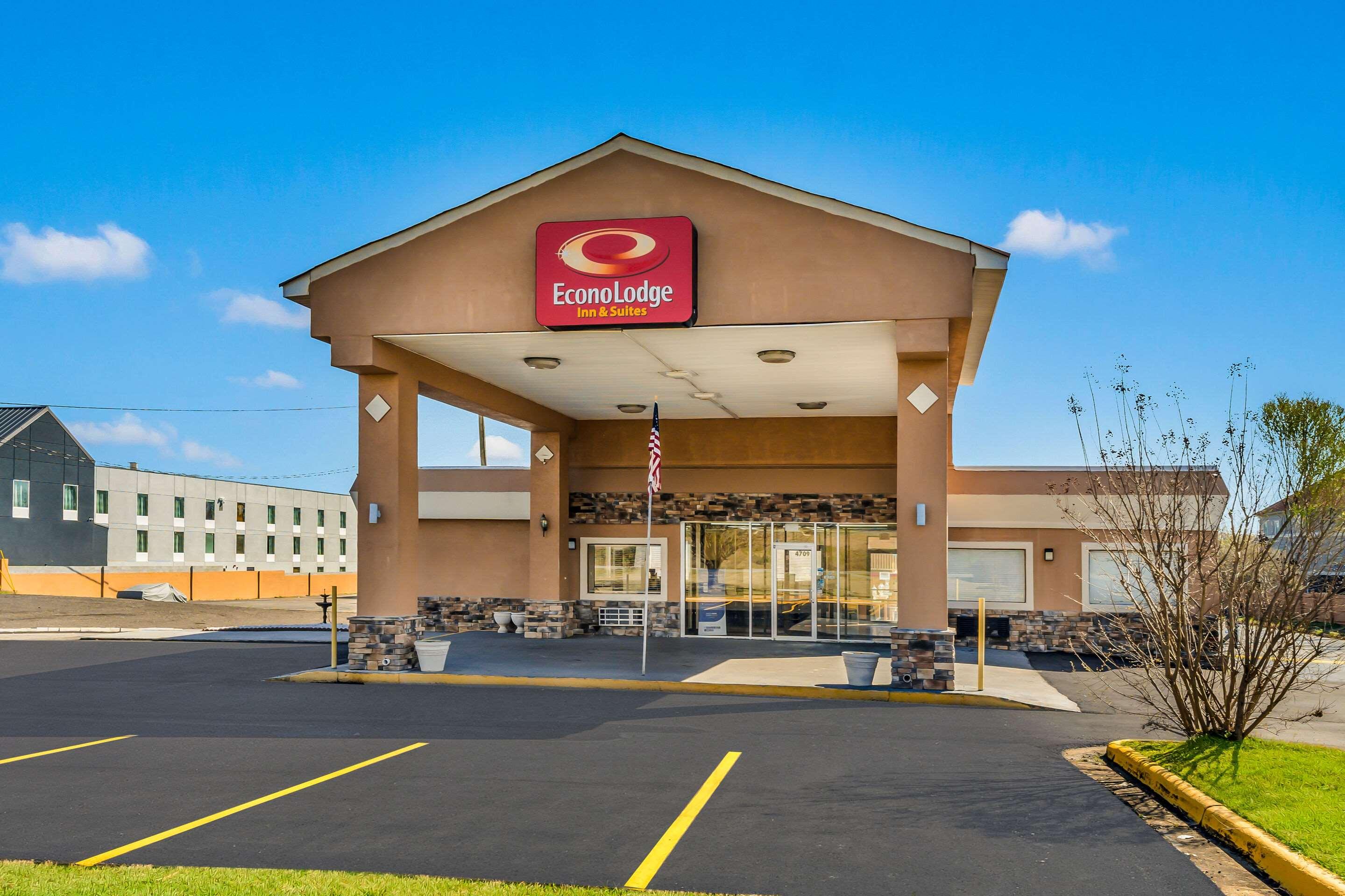 Econo Lodge Inn & Suites — photo 4