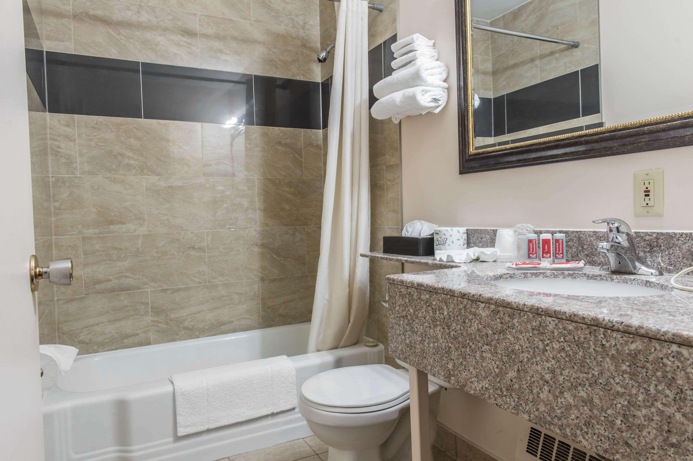 Econo Lodge Inn & Suites — photo 5