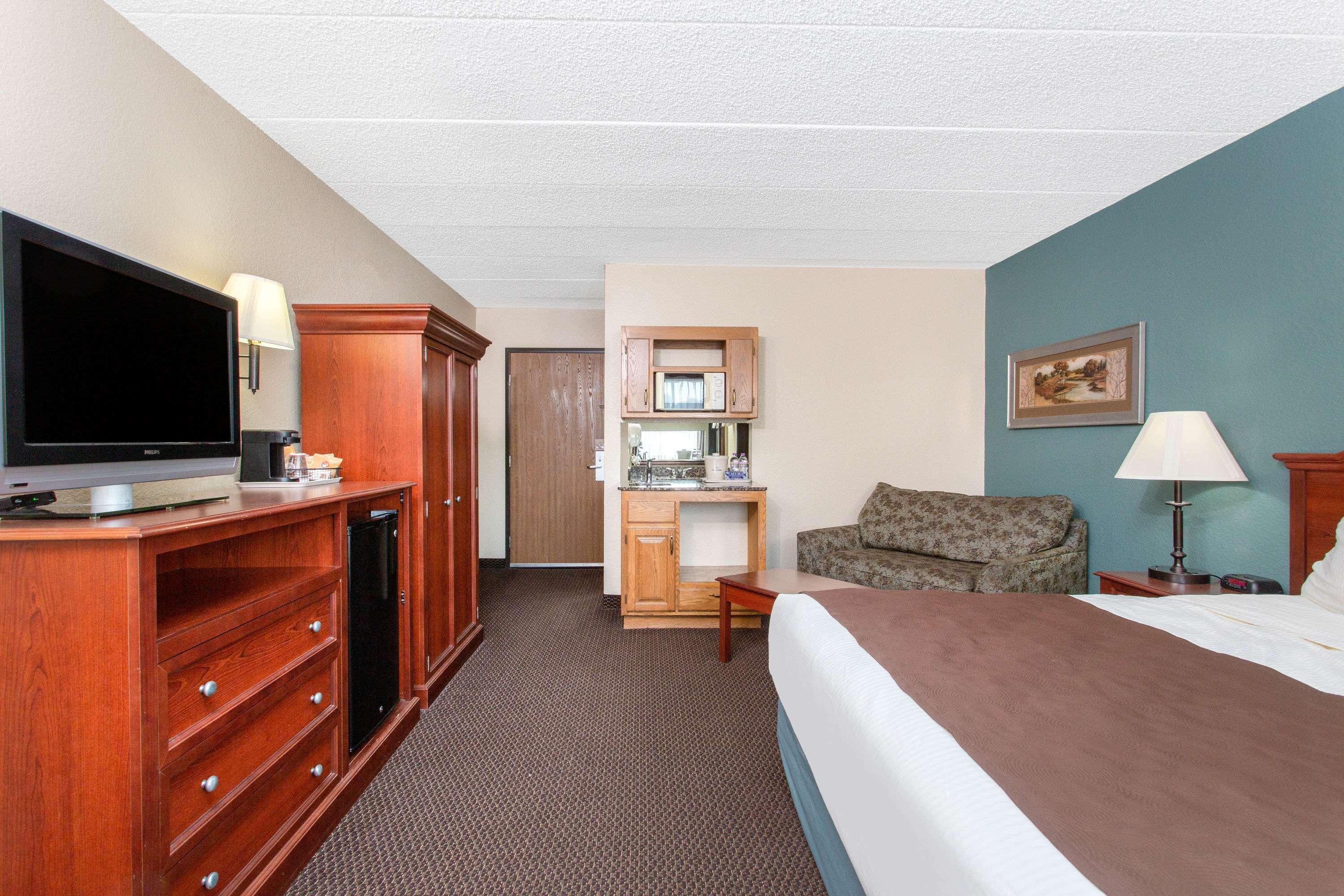 AmericInn Hotel & Suites Chippewa Falls — photo 5
