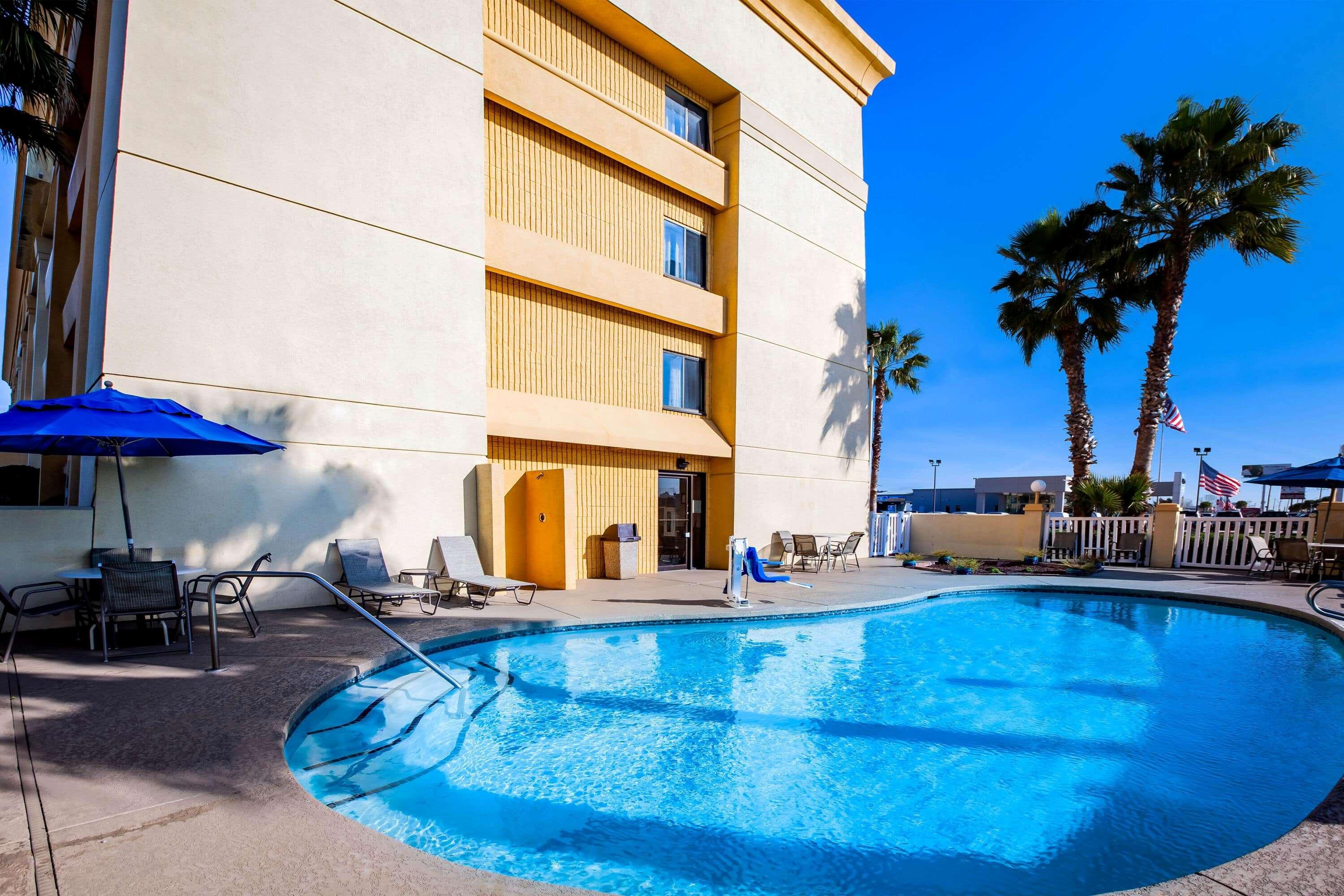La Quinta Inn & Suites by Wyndham Houston Baytown East — photo 5