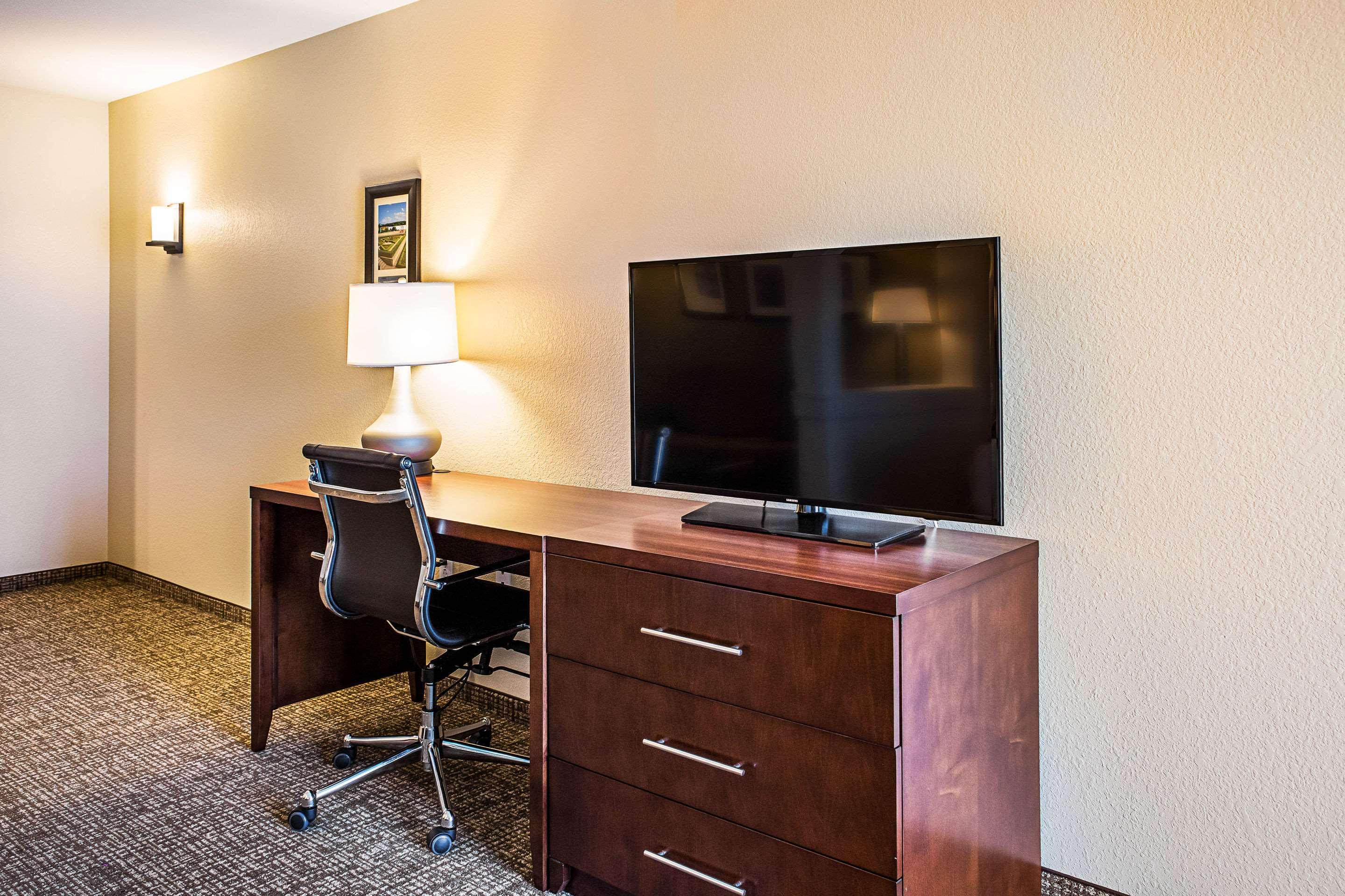 Comfort Inn & Suites — photo 5