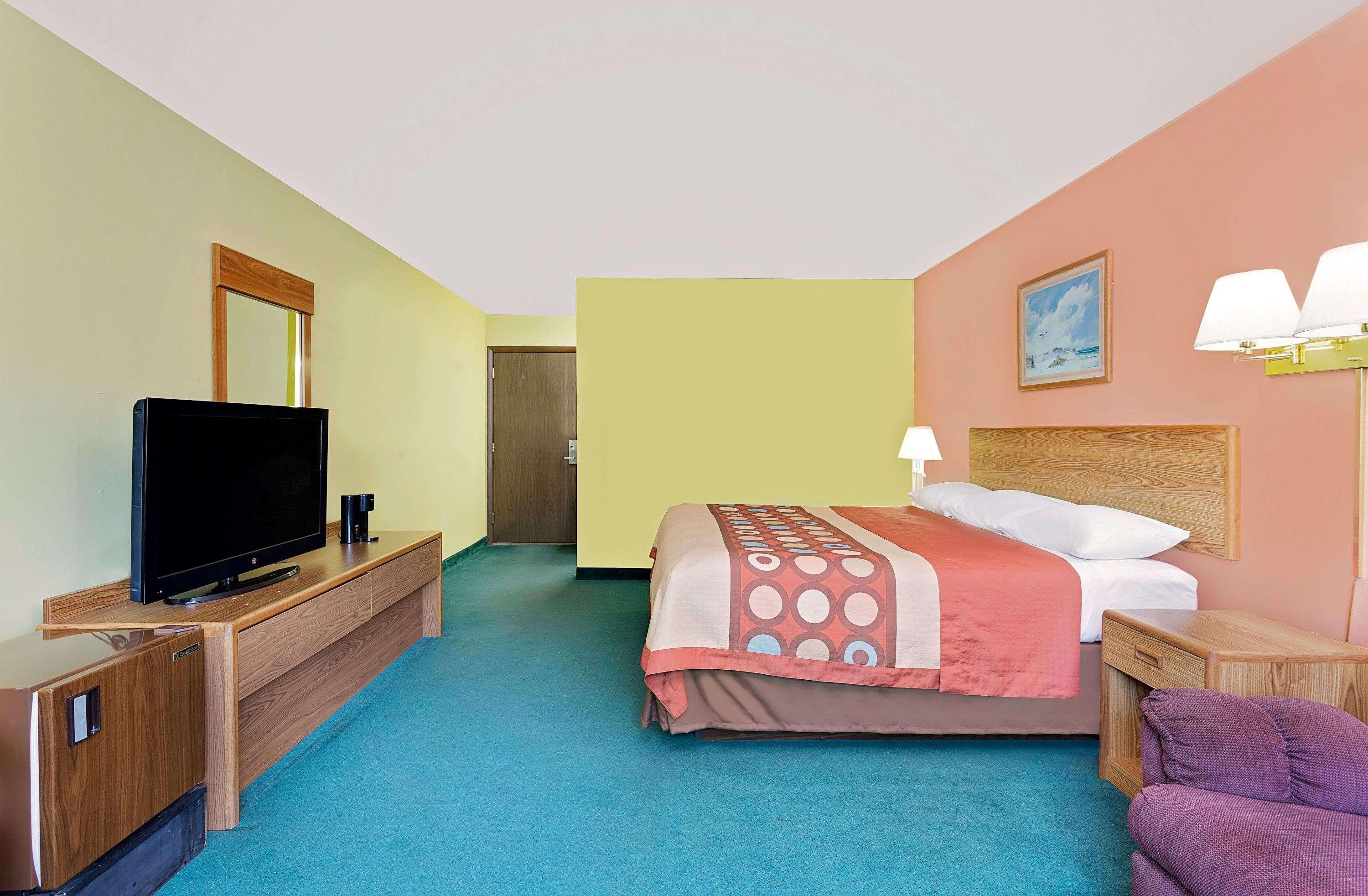 Super 8 by Wyndham Sturgeon Bay — photo 4