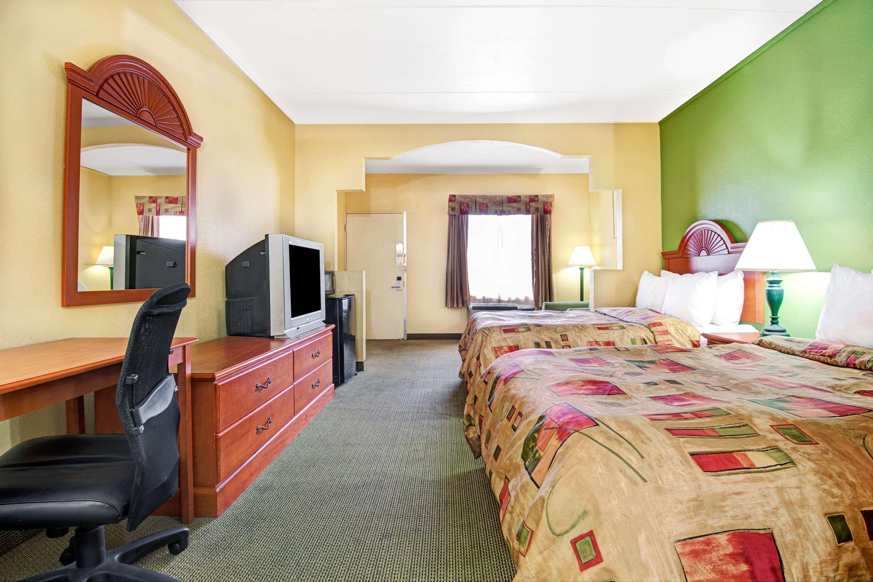 Super 8 by Wyndham Nashville Near Downtown / I-40 — photo 5
