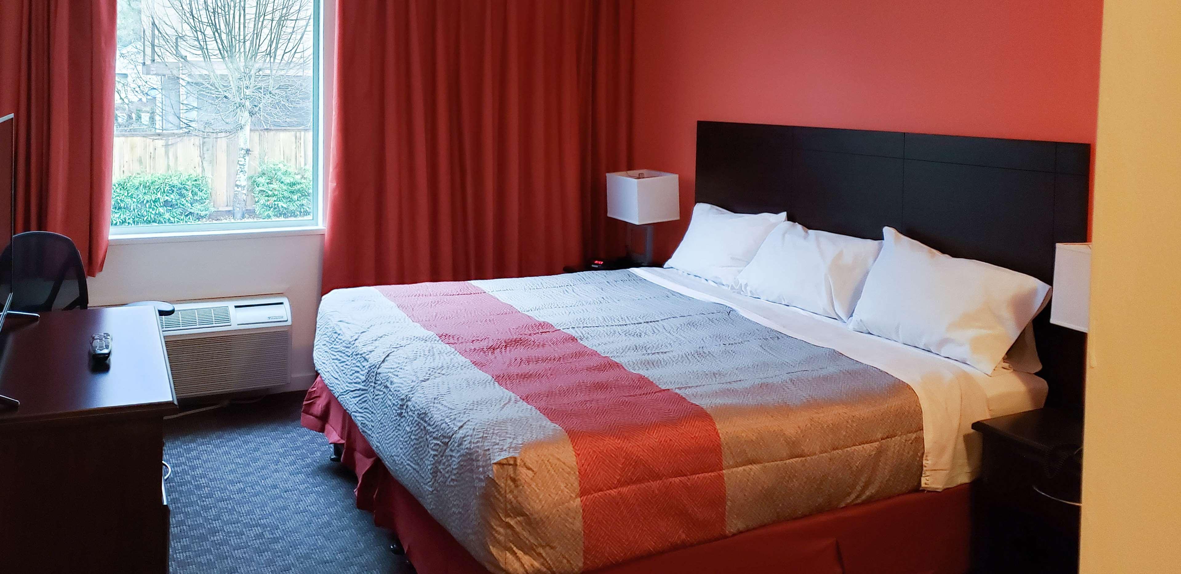 Motel 6 Surrey — photo 3