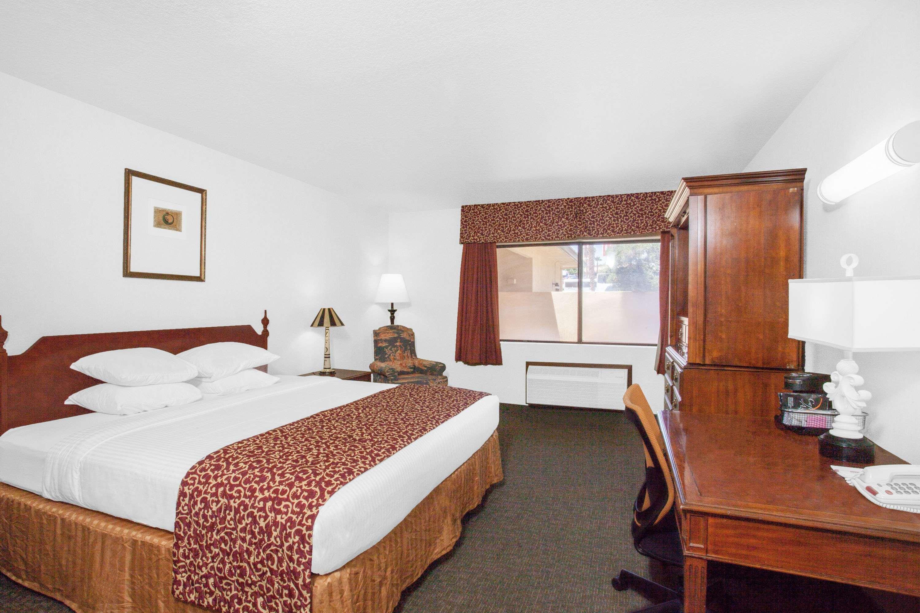 Ramada Inn Barstow — photo 4