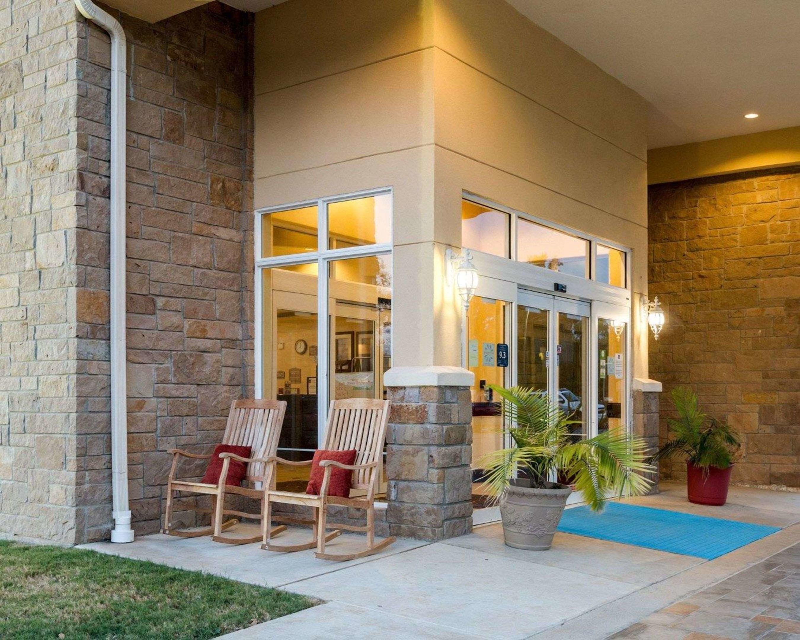 Comfort Suites — photo 3