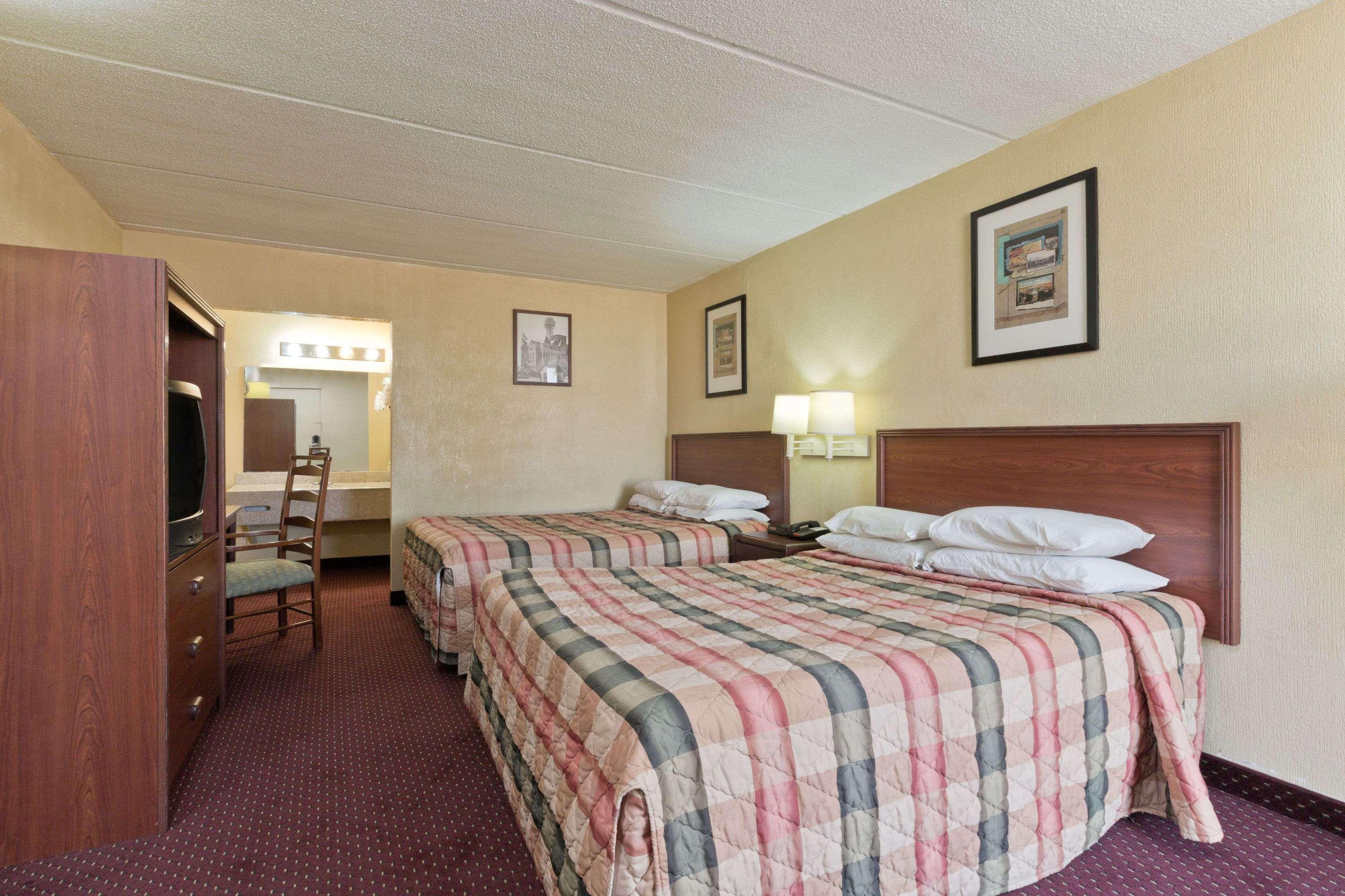 Knights Inn Brenham — photo 4