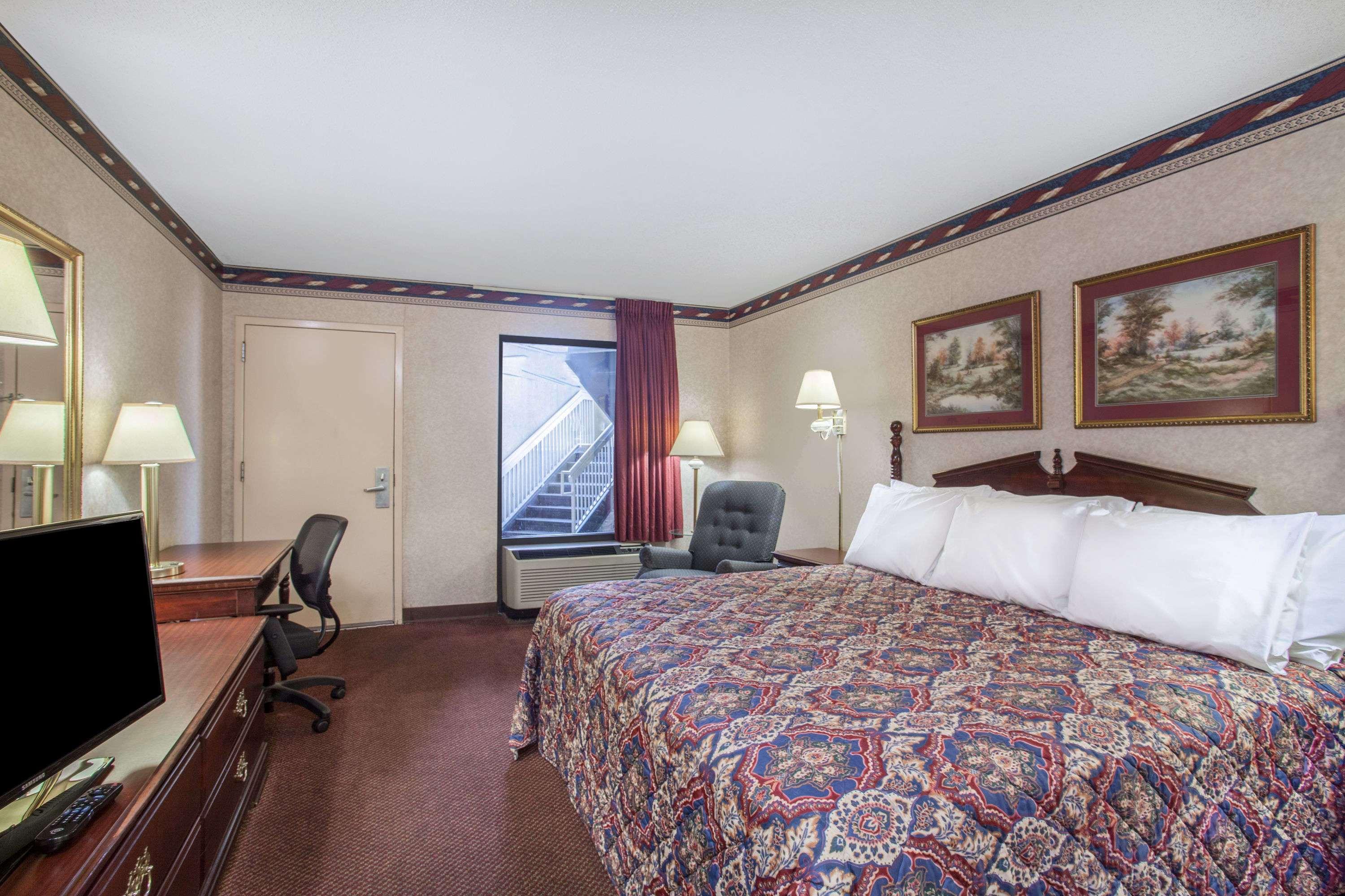 Days Inn St. Pauls — photo 5