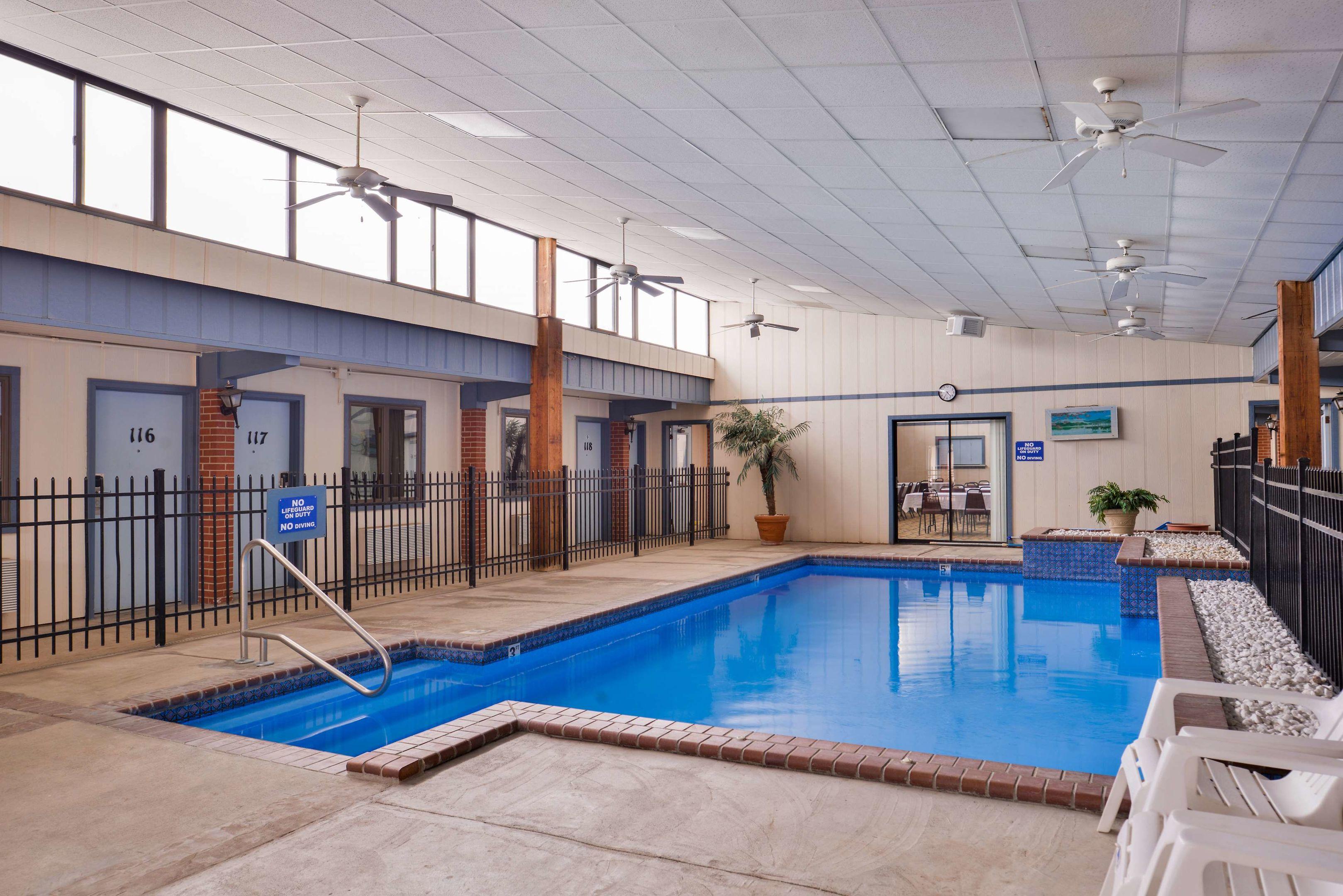 Americas Best Value Inn Ellsworth — photo 5