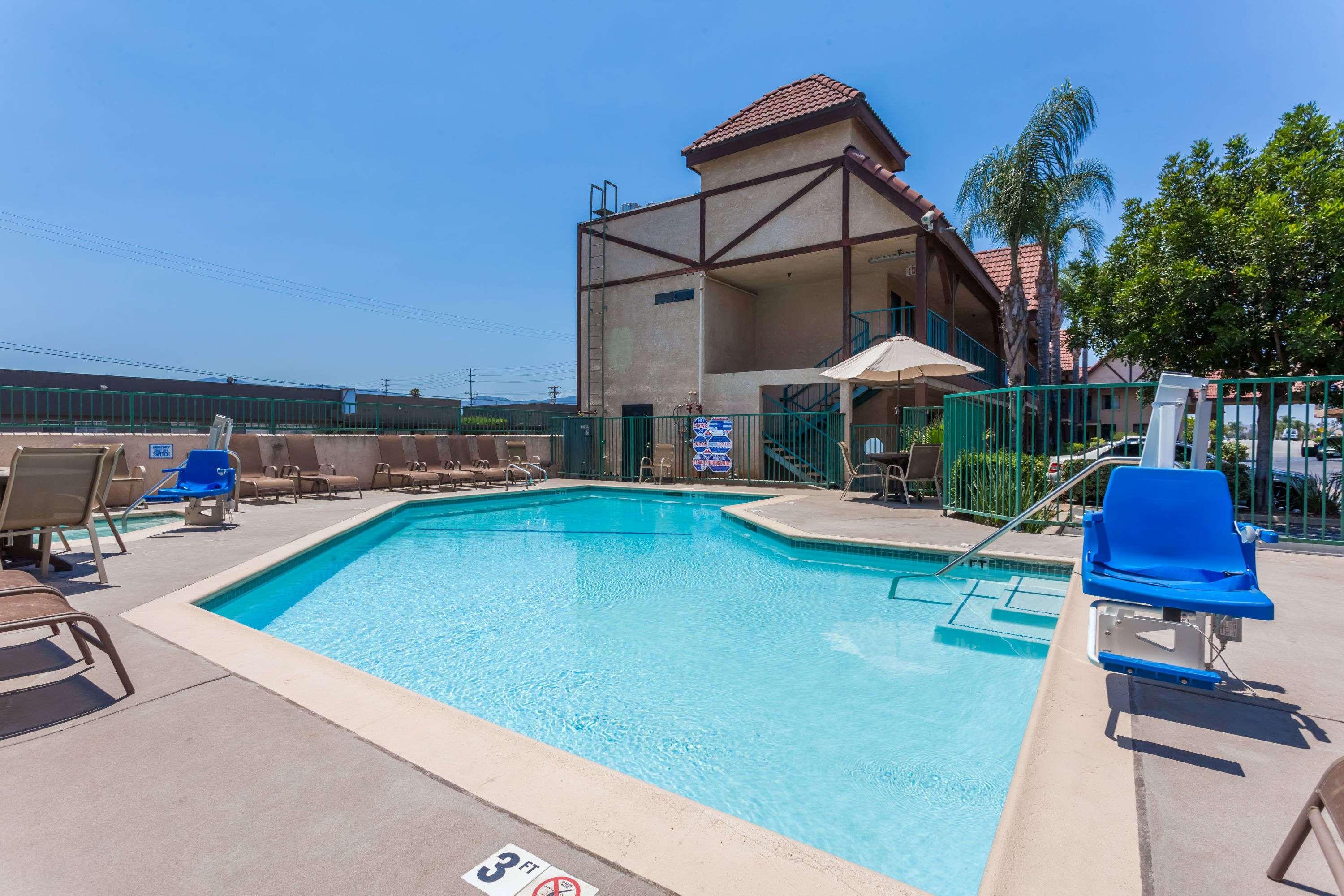 Howard Johnson by Wyndham Norco — photo 4