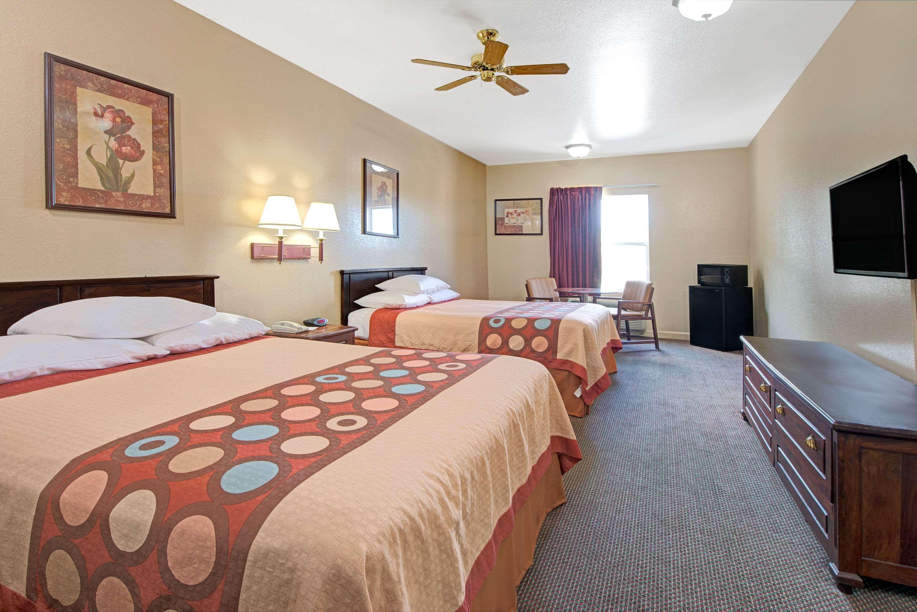 Super 8 by Wyndham St. Louis Airport — photo 4