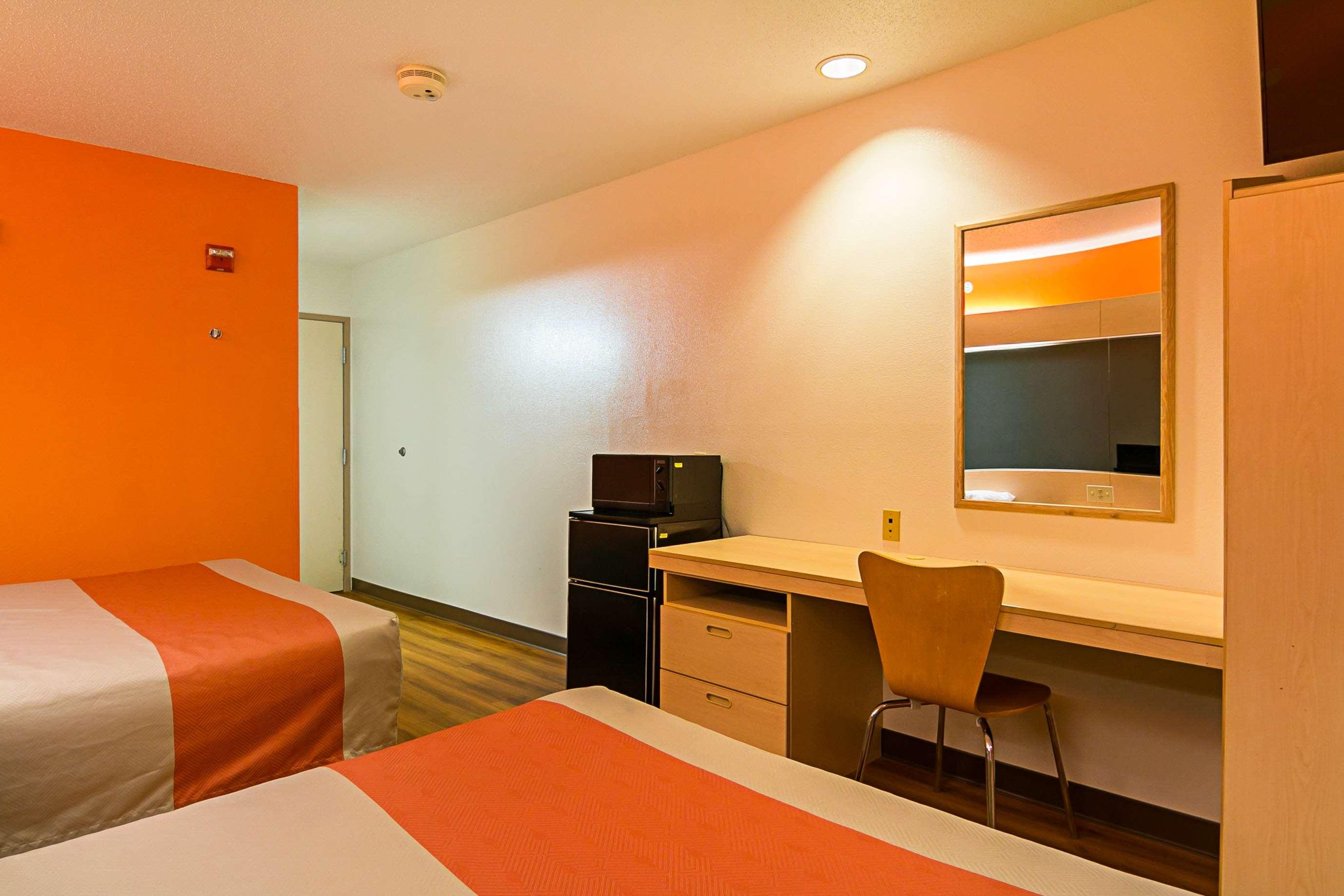Motel 6 Sycamore — photo 5