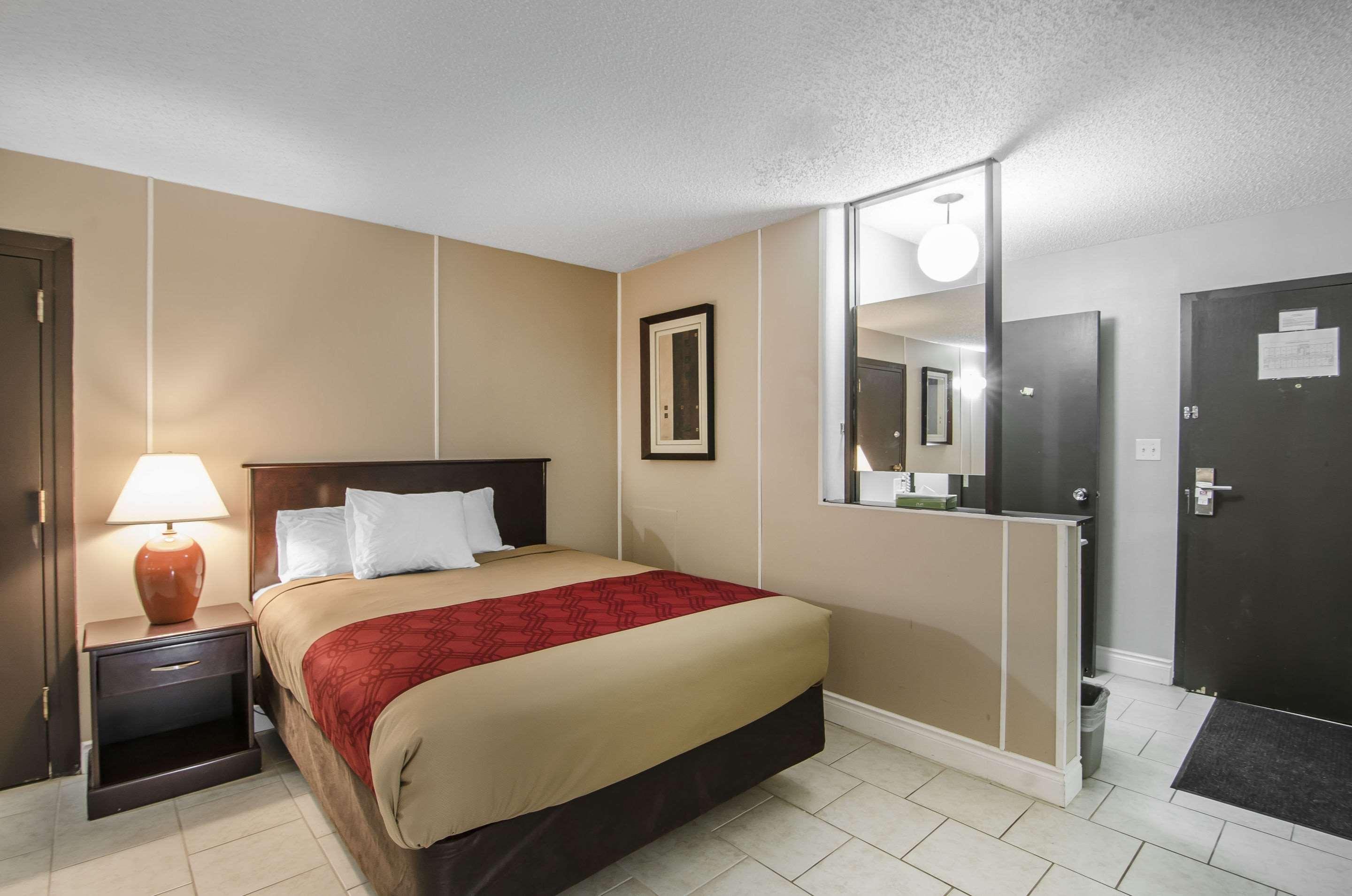 Econo Lodge Lloydminster — photo 4