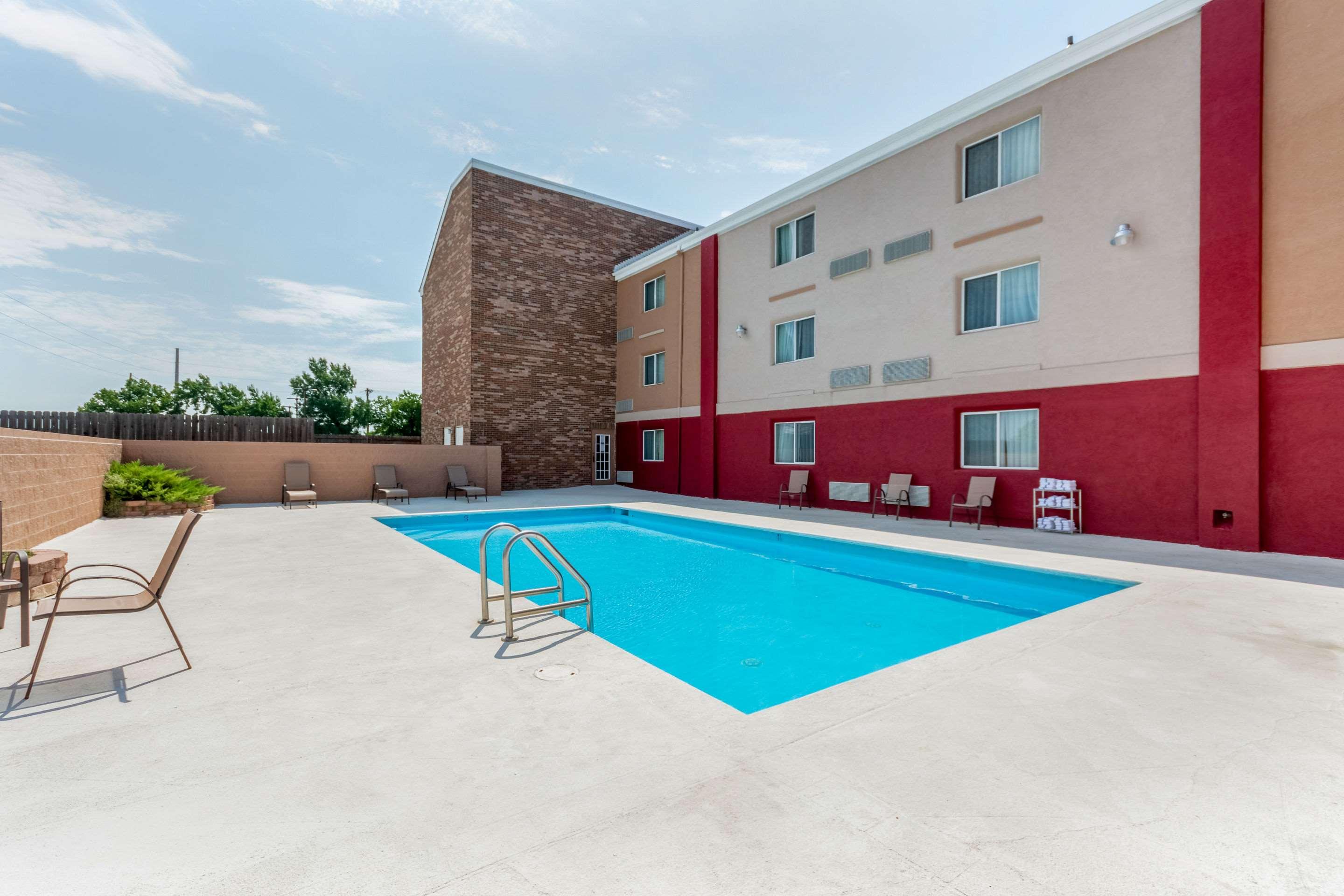 Quality Suites Wichita — photo 3