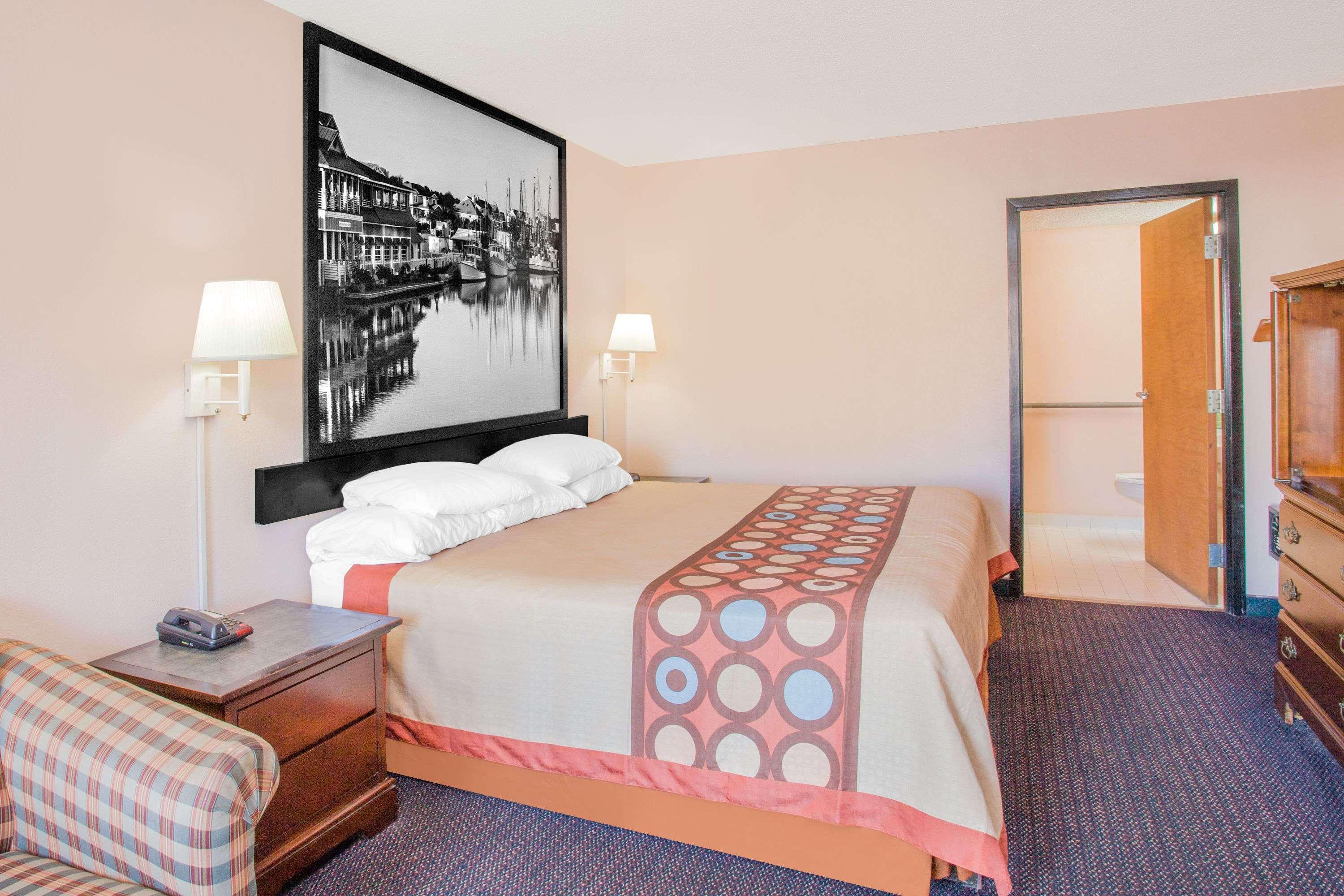 Super 8 by Wyndham Columbia — photo 4