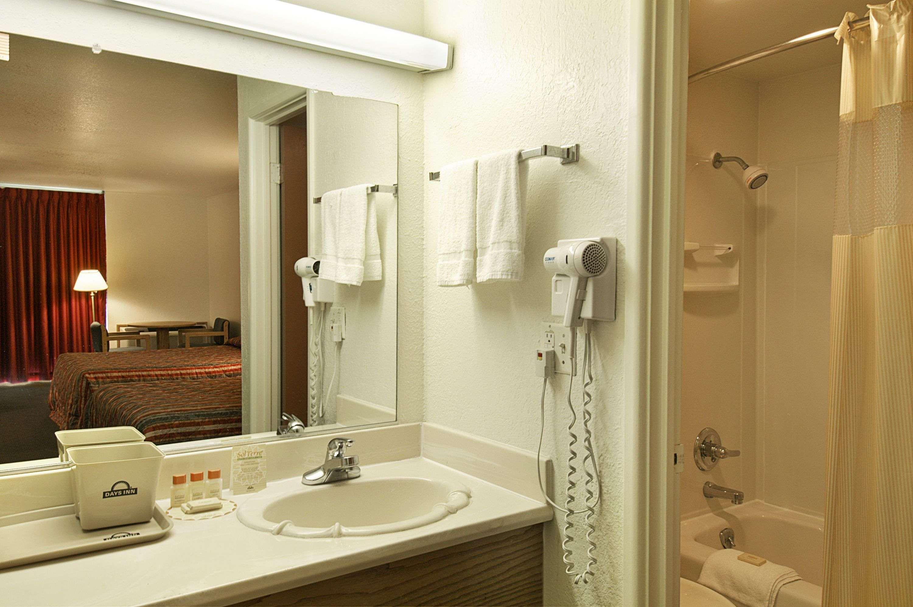 Days Inn by Wyndham Okmulgee — photo 3
