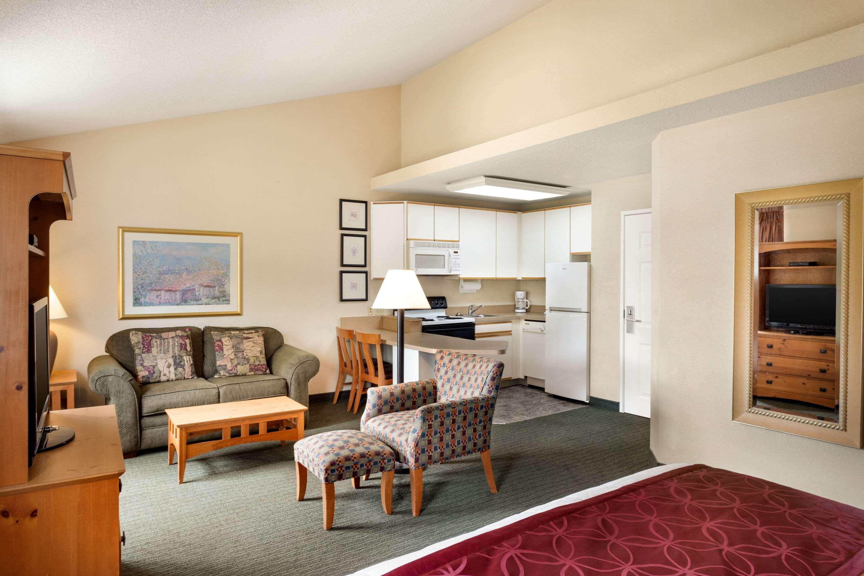 Baymont Inn & Suites Wichita East — photo 4