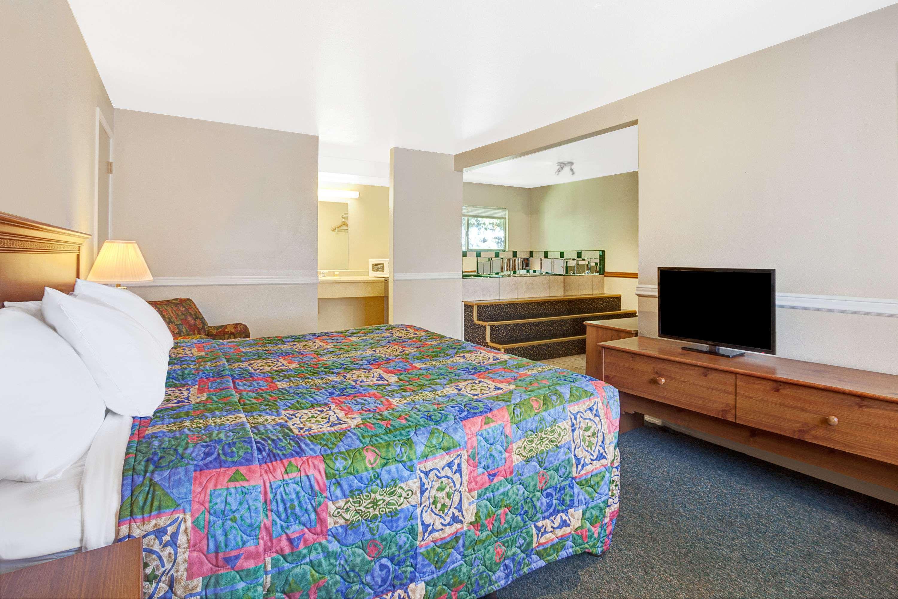 Days Inn Everett — photo 4
