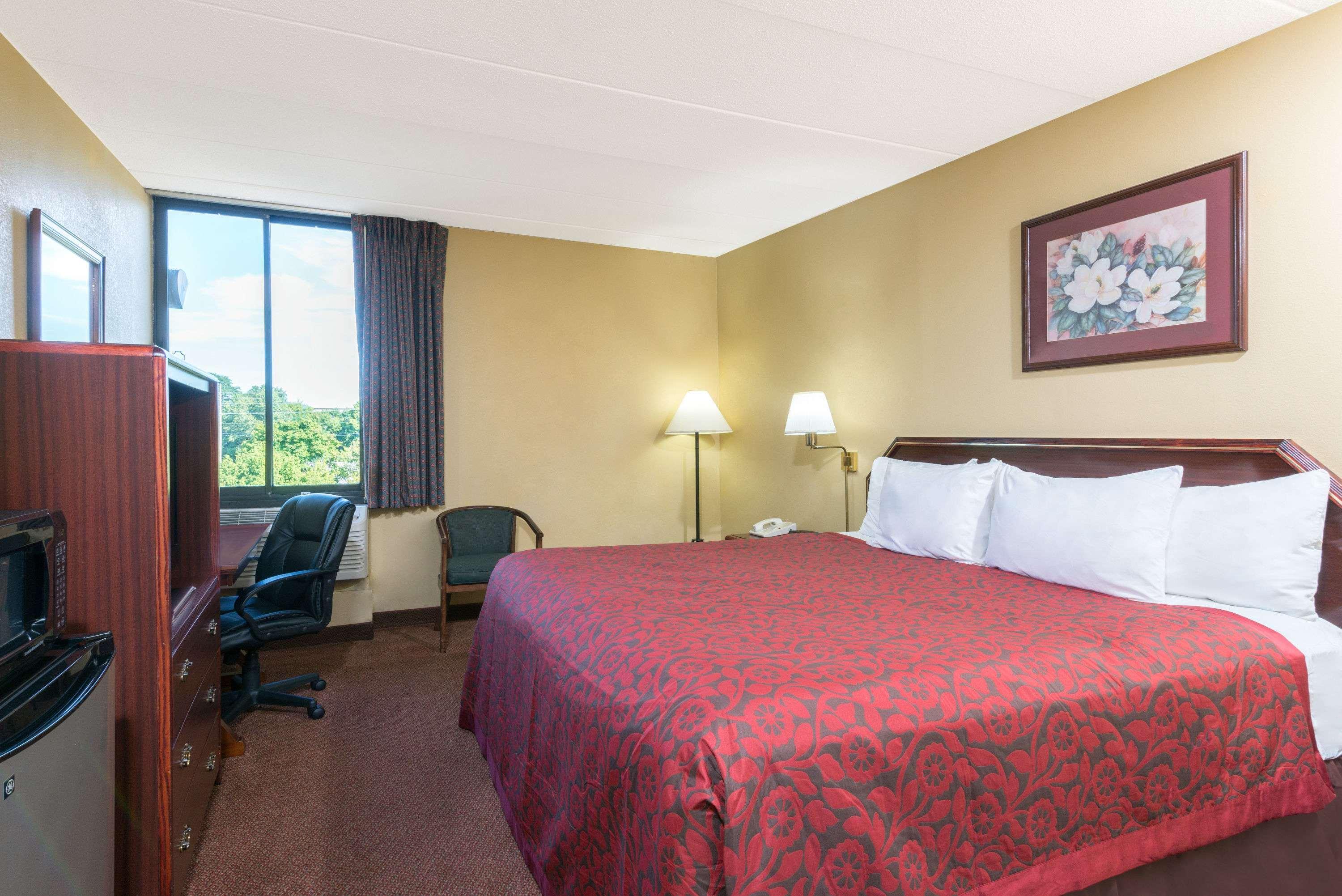 Days Inn by Wyndham Hagerstown — photo 3