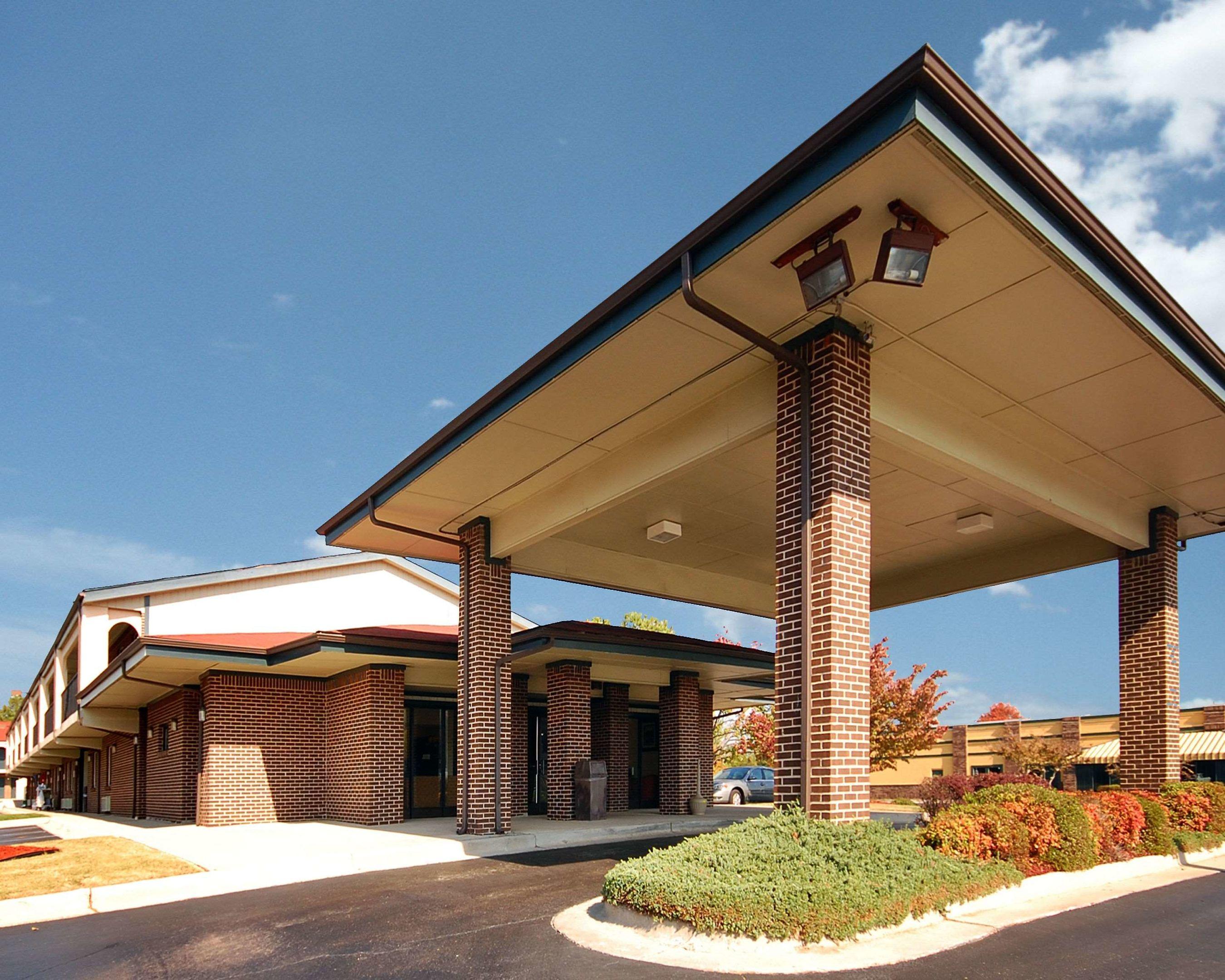 Econo Lodge Inn & Suites — photo 3