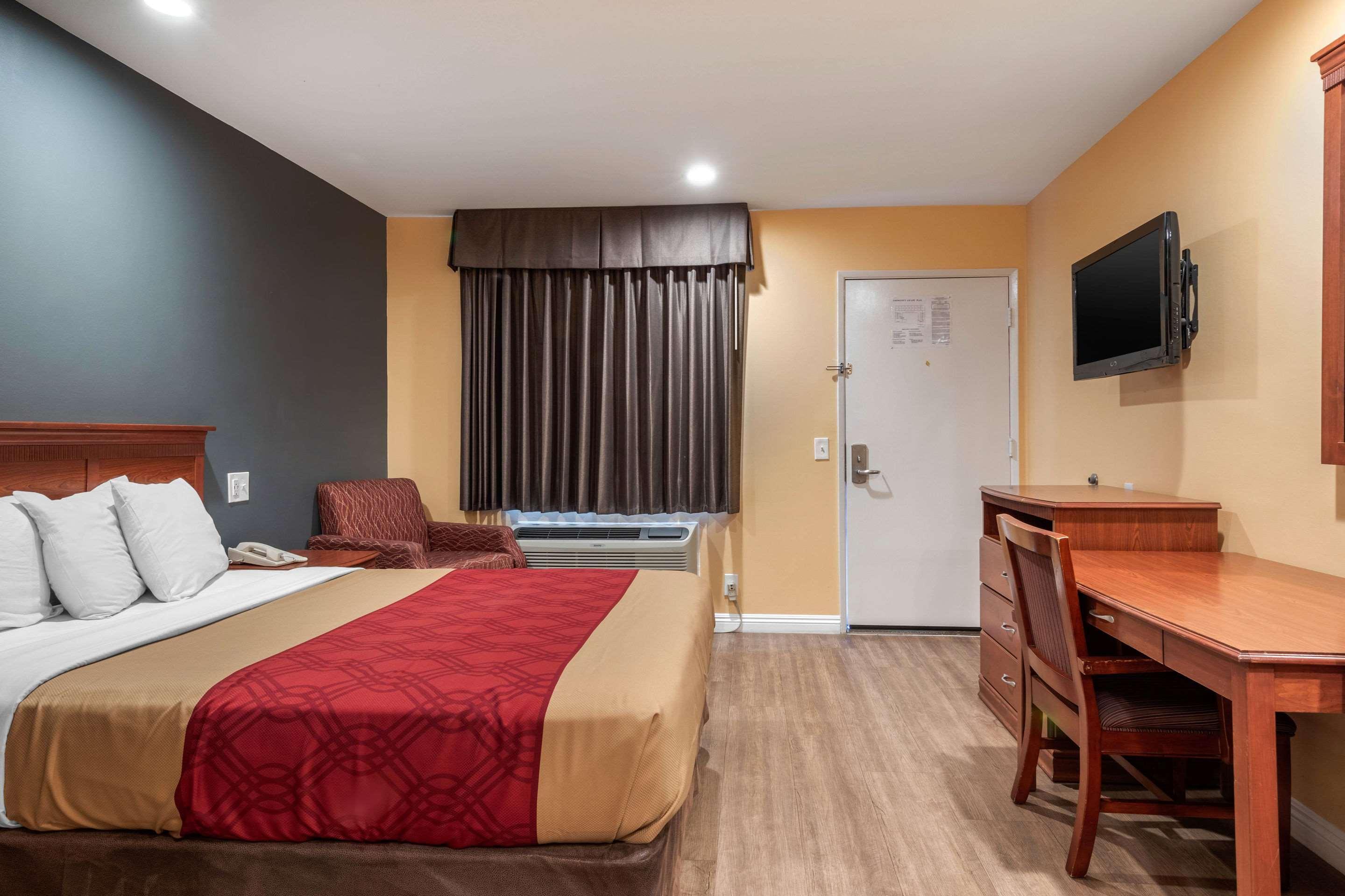Econo Lodge Carson near StubHub Center — photo 3