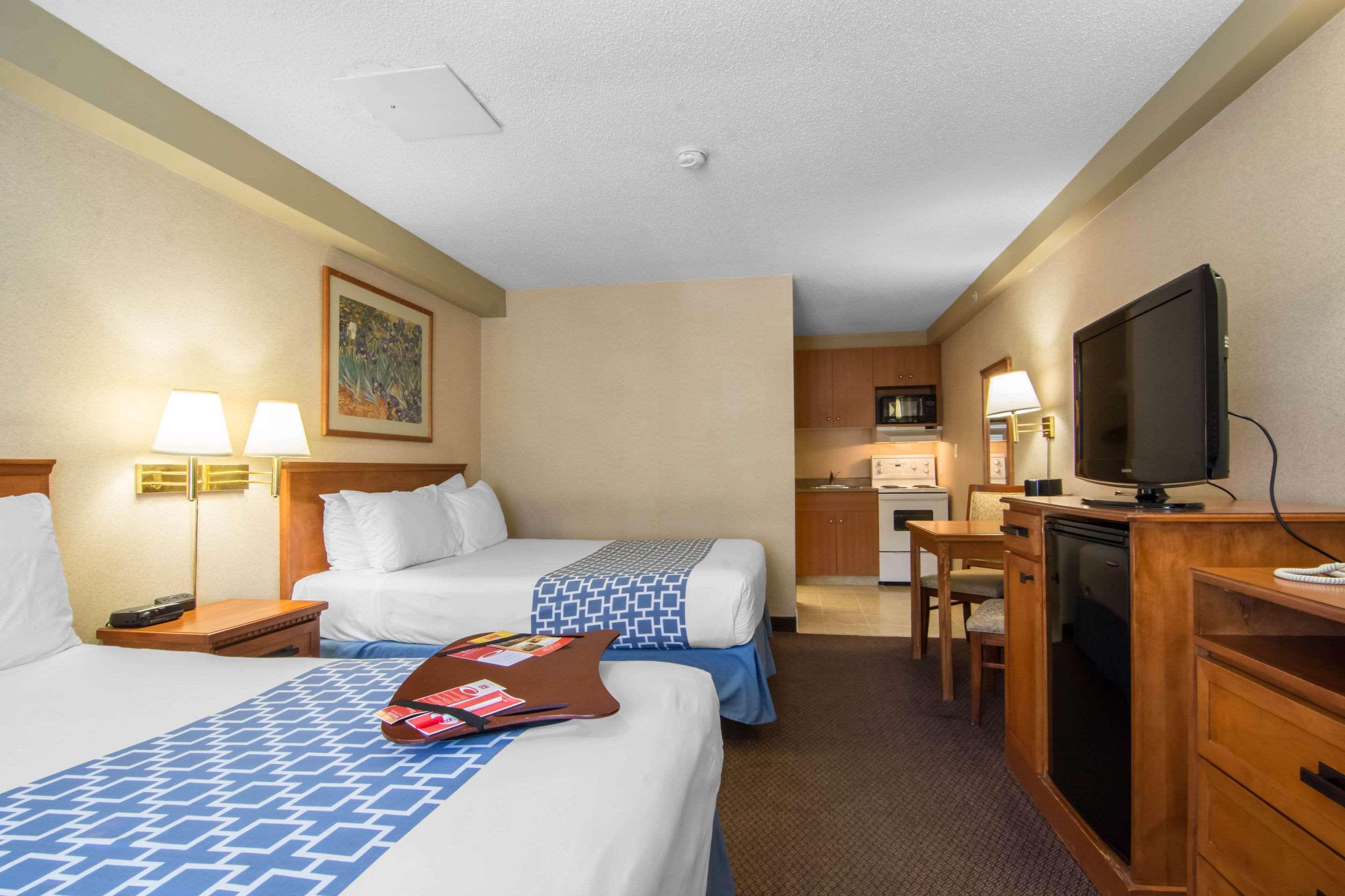 Econo Lodge Inn & Suites University — photo 3
