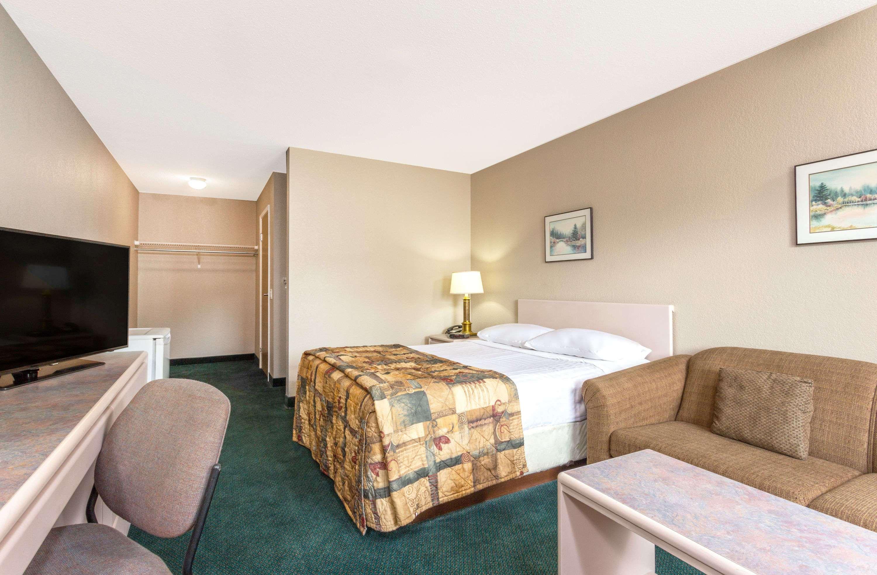Super 8 by Wyndham Golden — photo 3