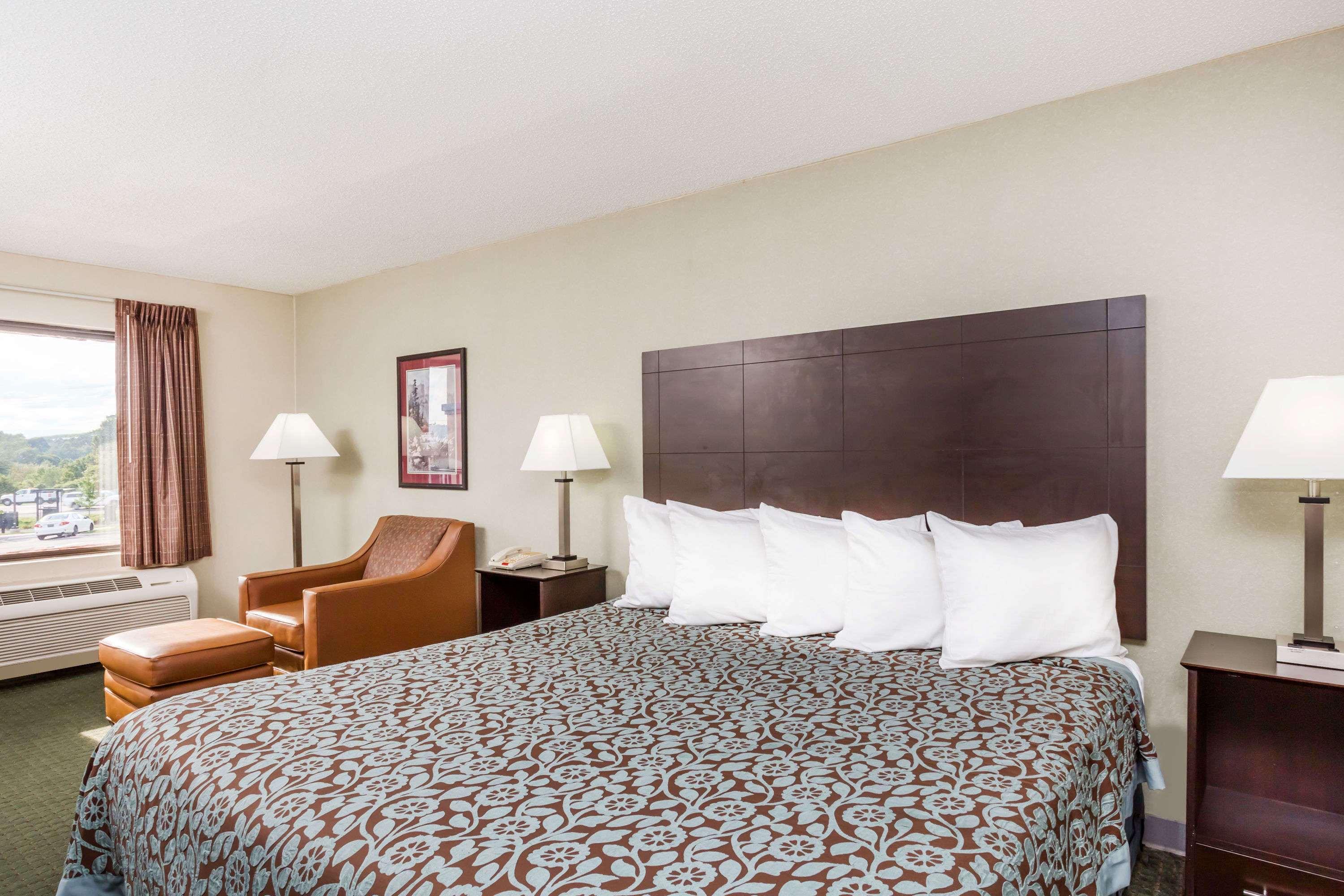 Days Inn Hendersonville — photo 5