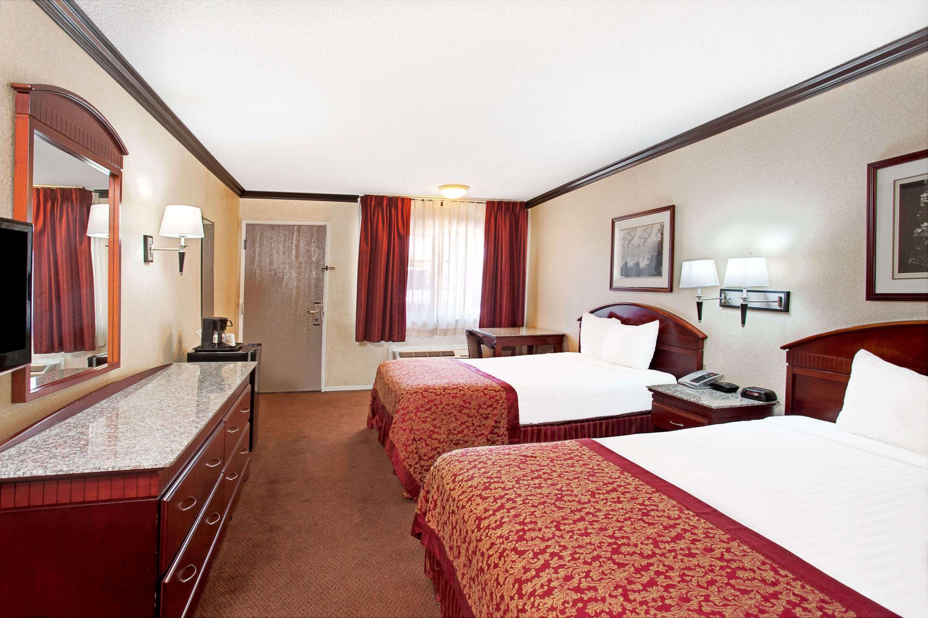 Ramada Pasadena — photo 5