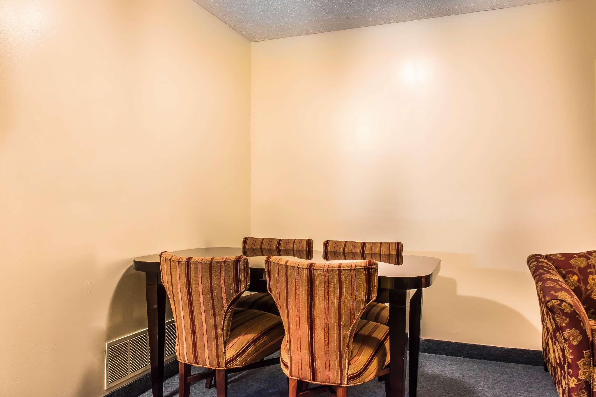 Econo Lodge Inn & Suites — photo 5
