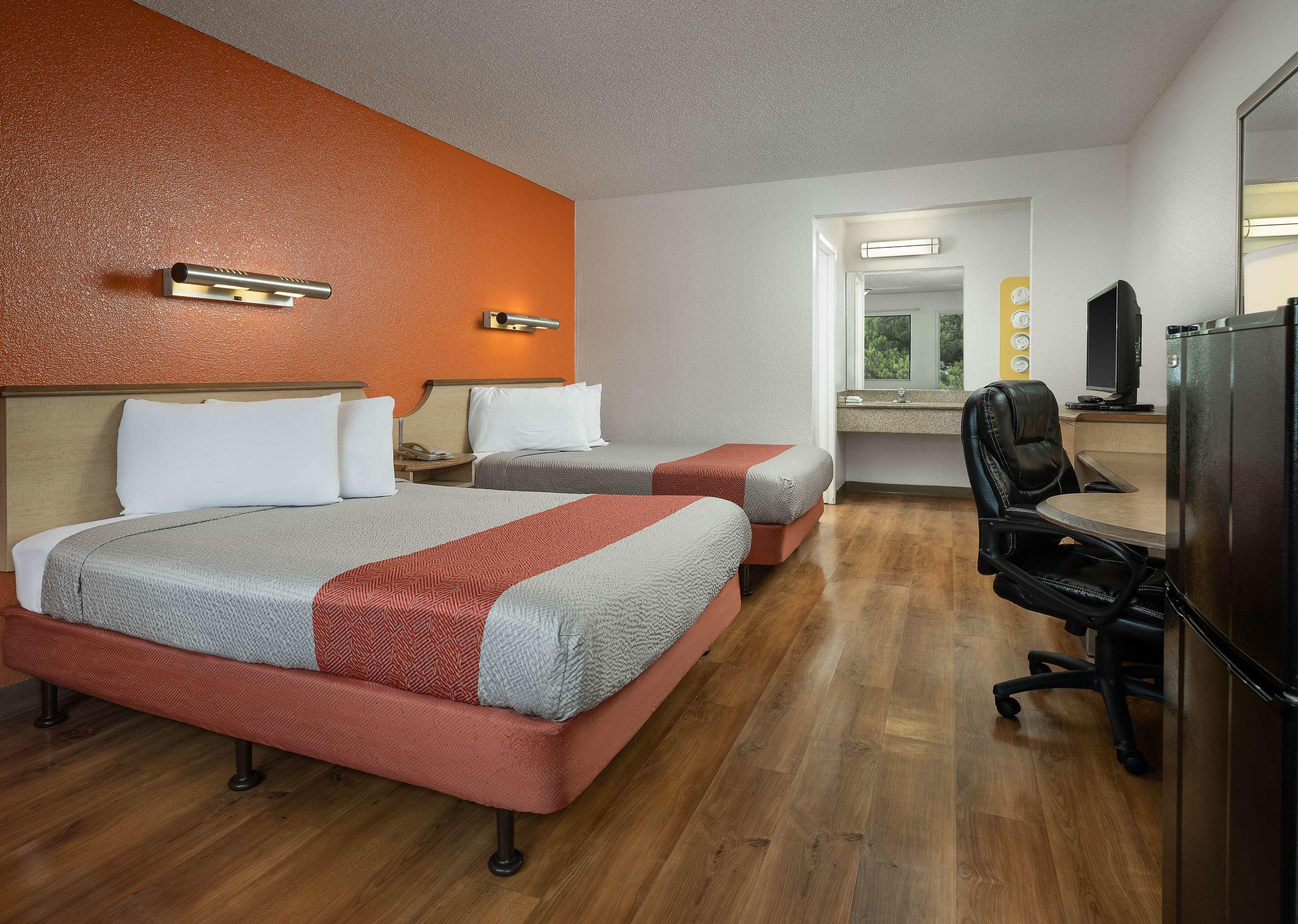 Motel 6 Carlsbad East — photo 5