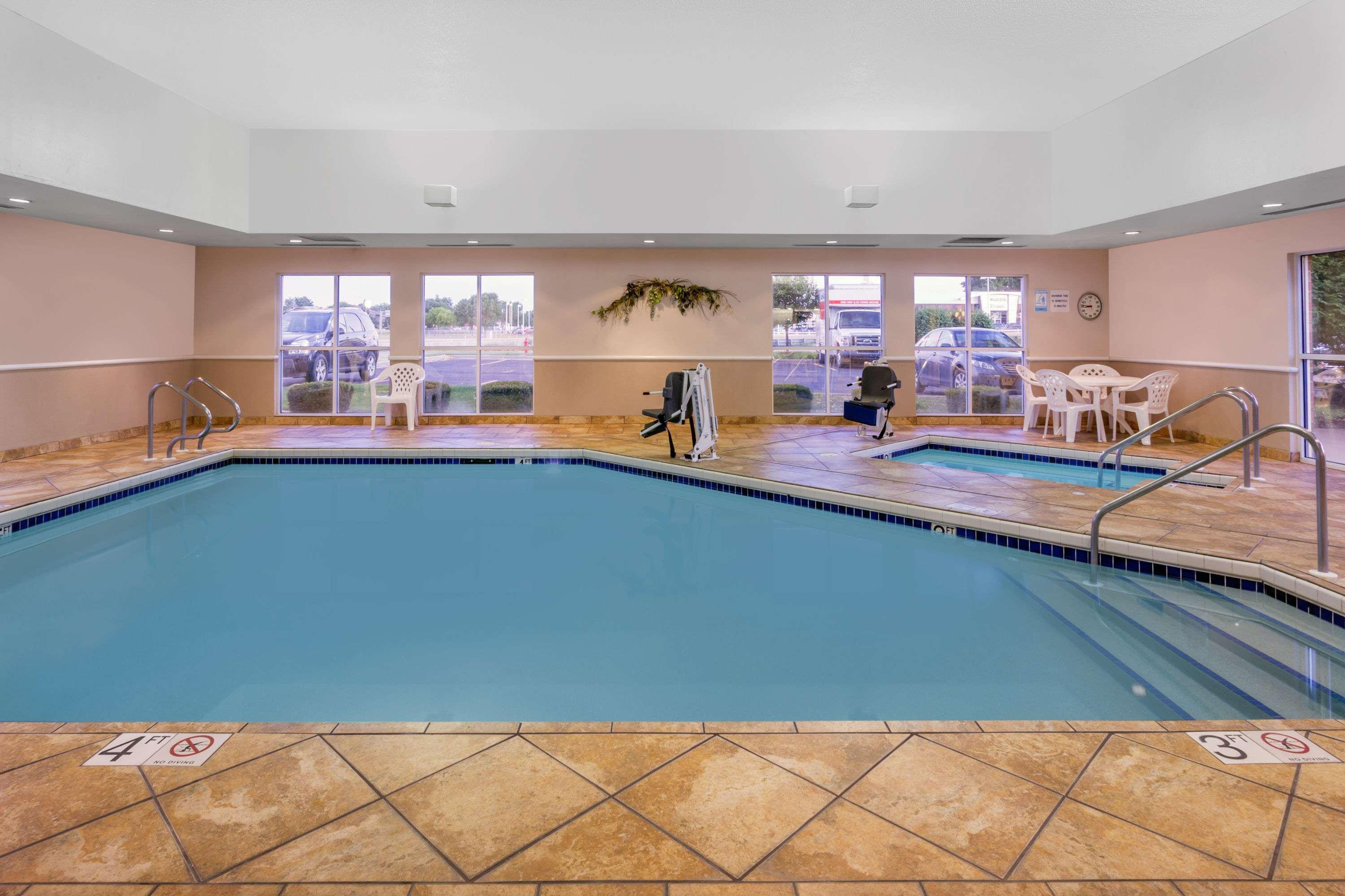 Super 8 by Wyndham Madison South — photo 4