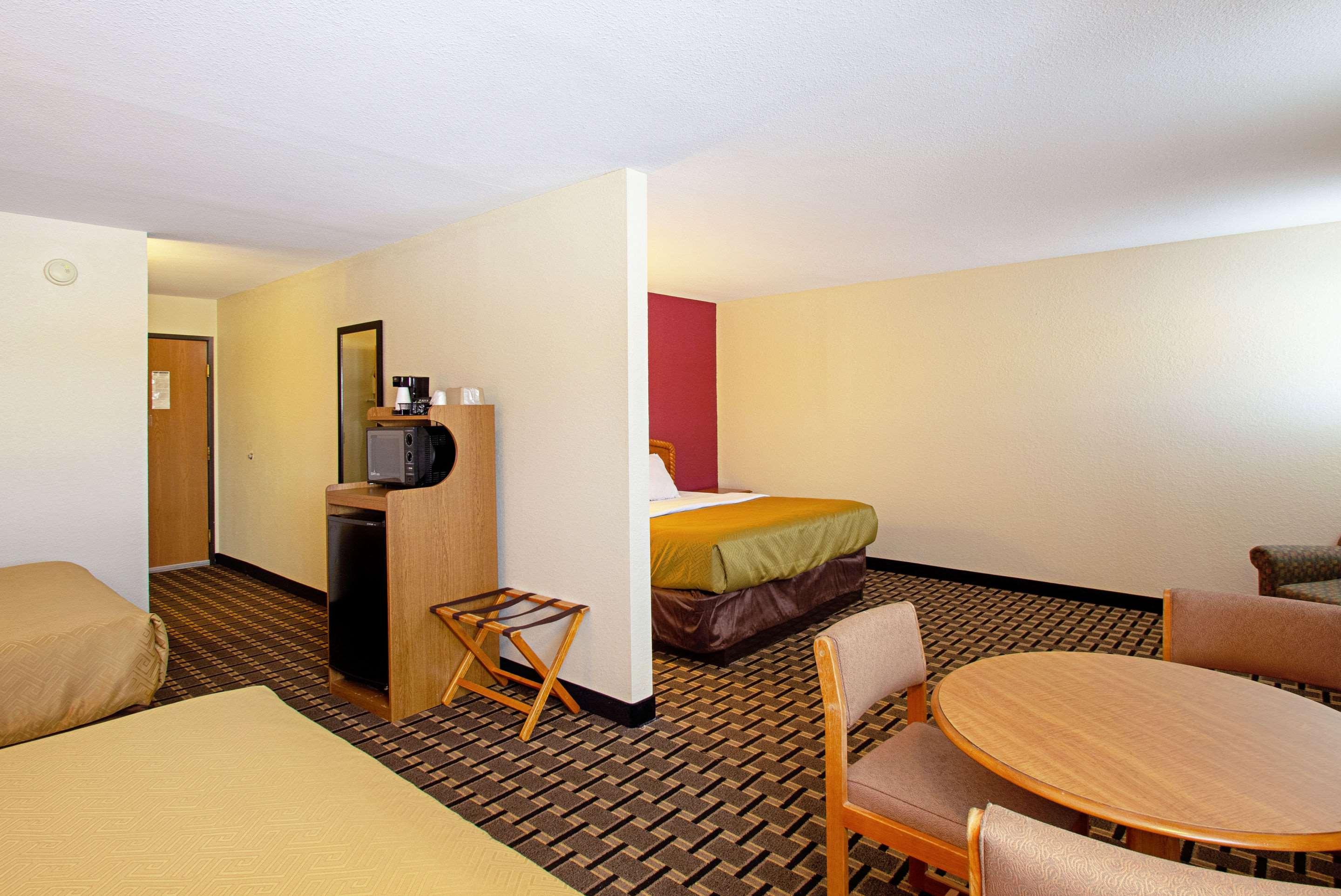 Econo Lodge Inn & Suites — photo 3