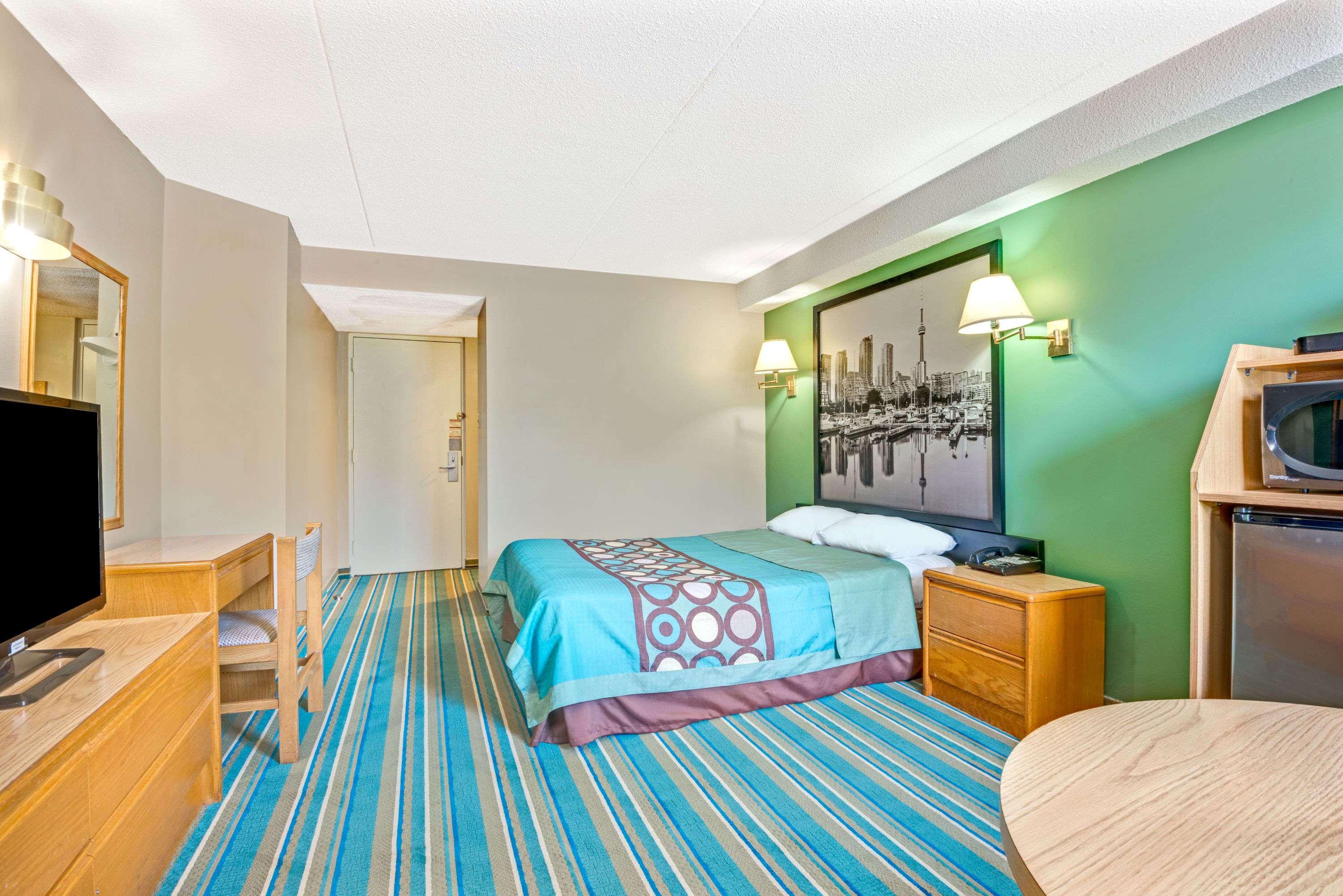 Super 8 by Wyndham Toronto East ON — photo 4