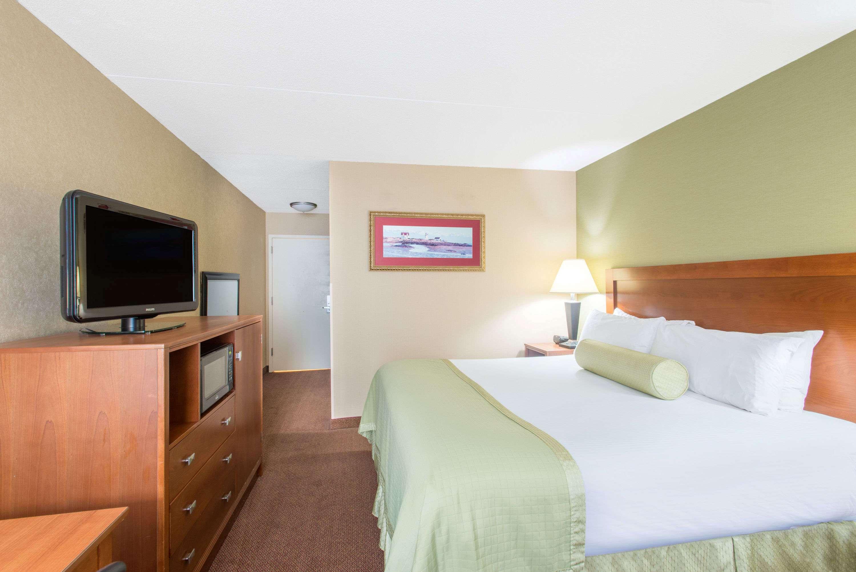 Ramada Ellsworrth — photo 3