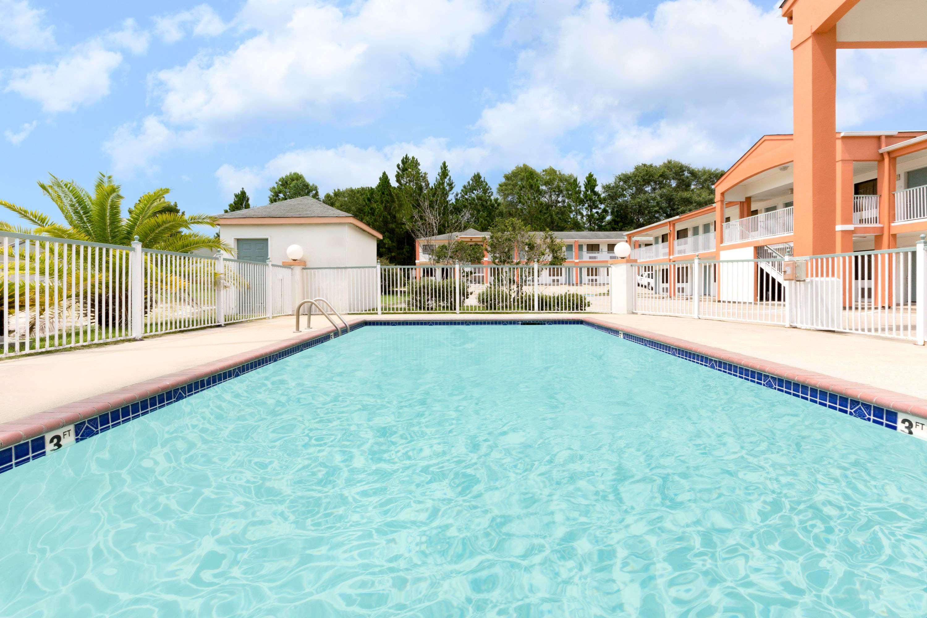 Super 8 by Wyndham Ocean Springs Biloxi — photo 4