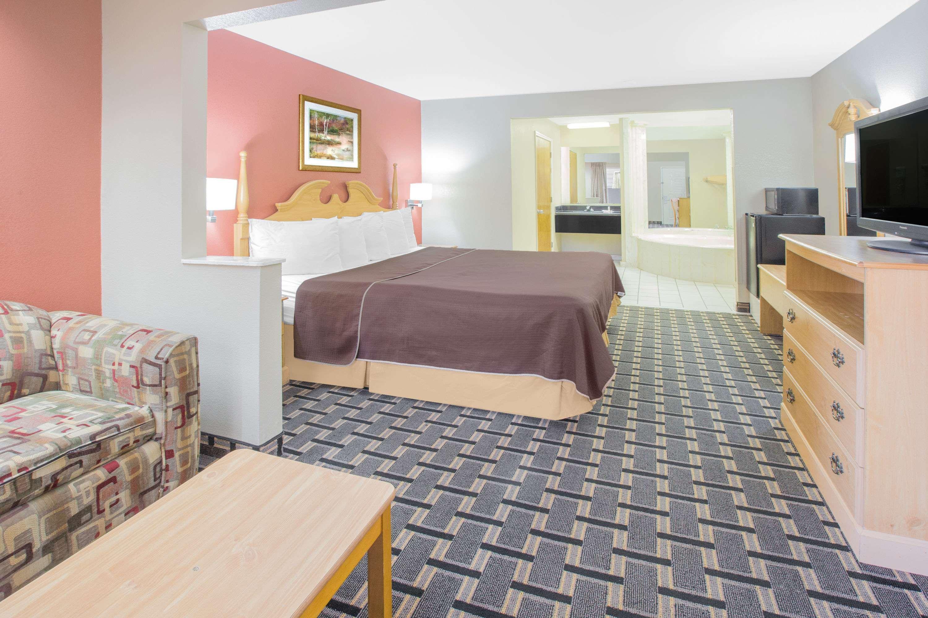 Days Inn & Suites Pine Bluff — photo 5