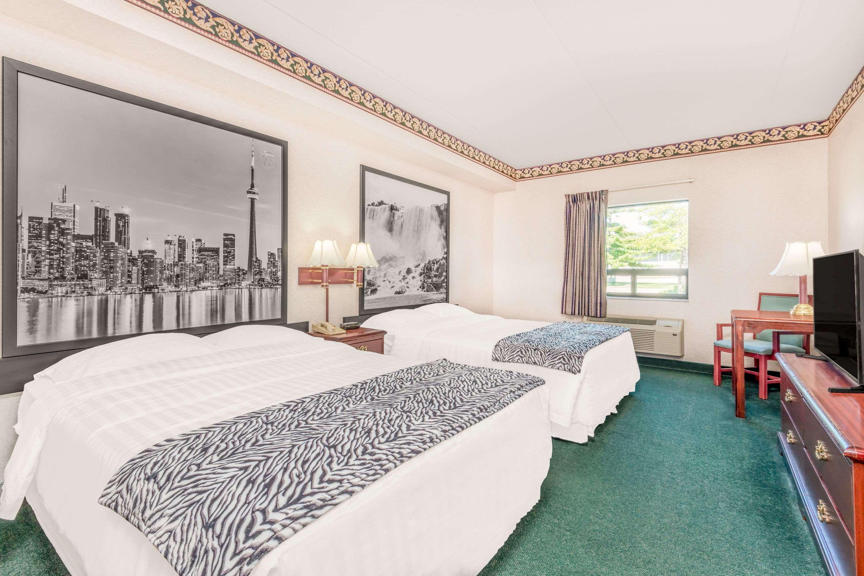 Super 8 by Wyndham Ambassador Bridge Windsor ON — photo 4