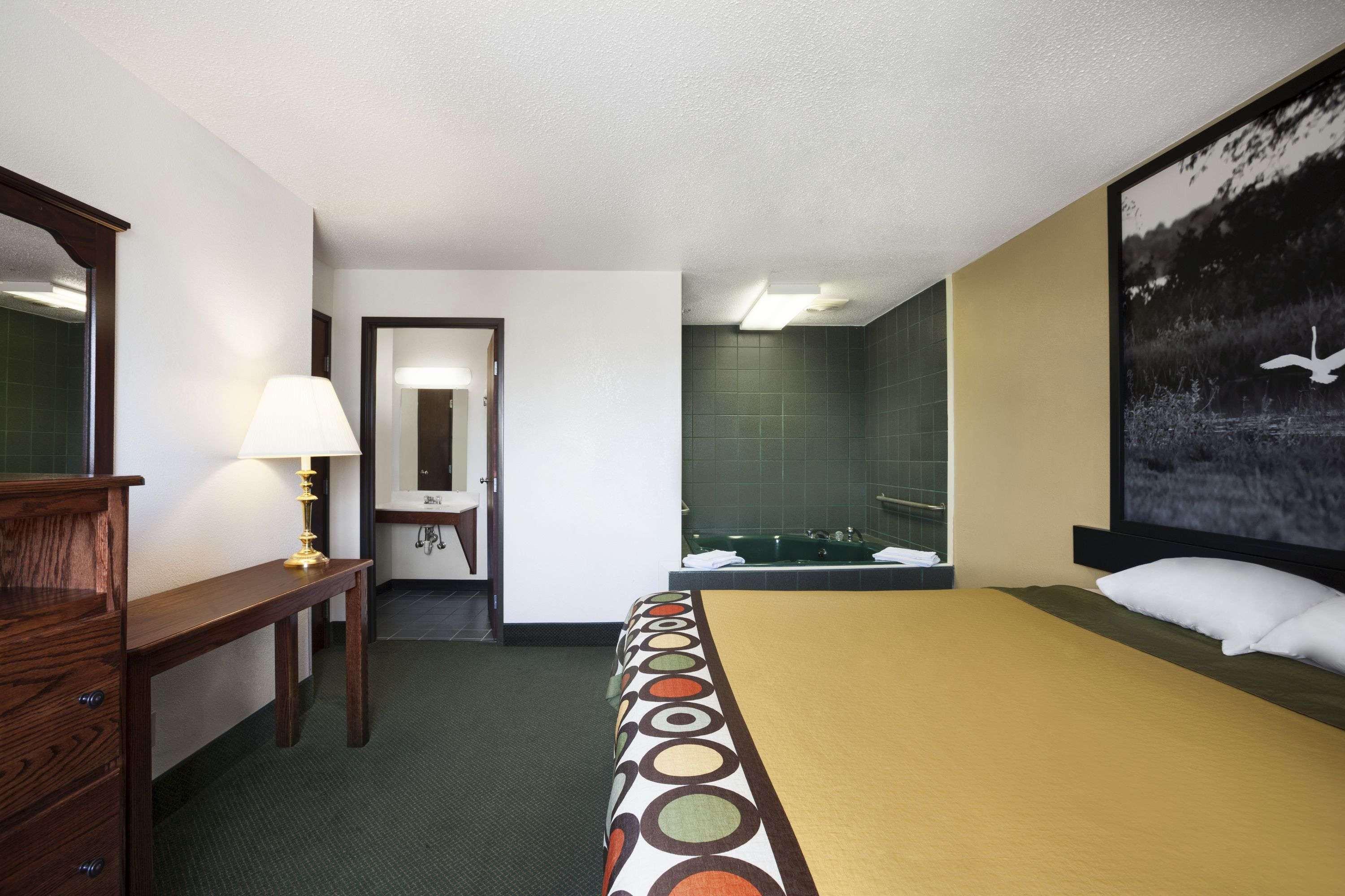 Super 8 by Wyndham Bowling Green — photo 4