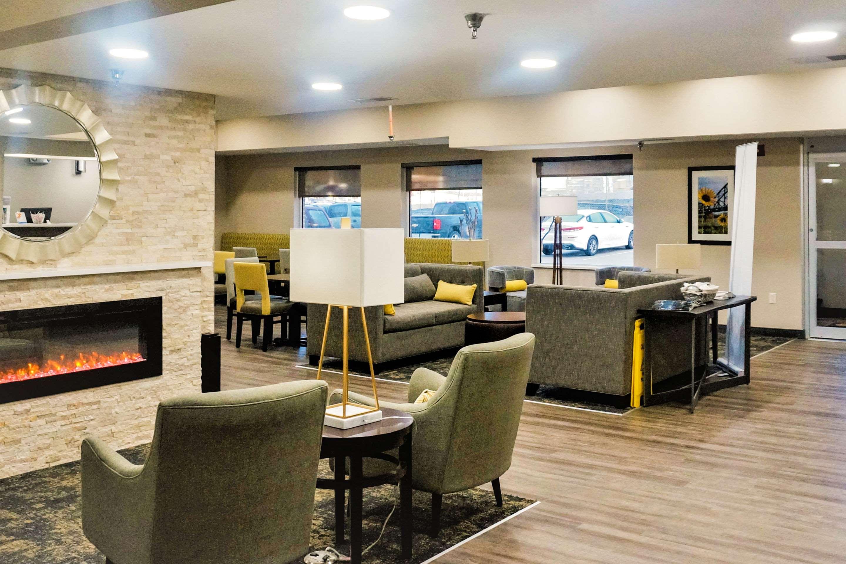 Comfort Inn & Suites — photo 3