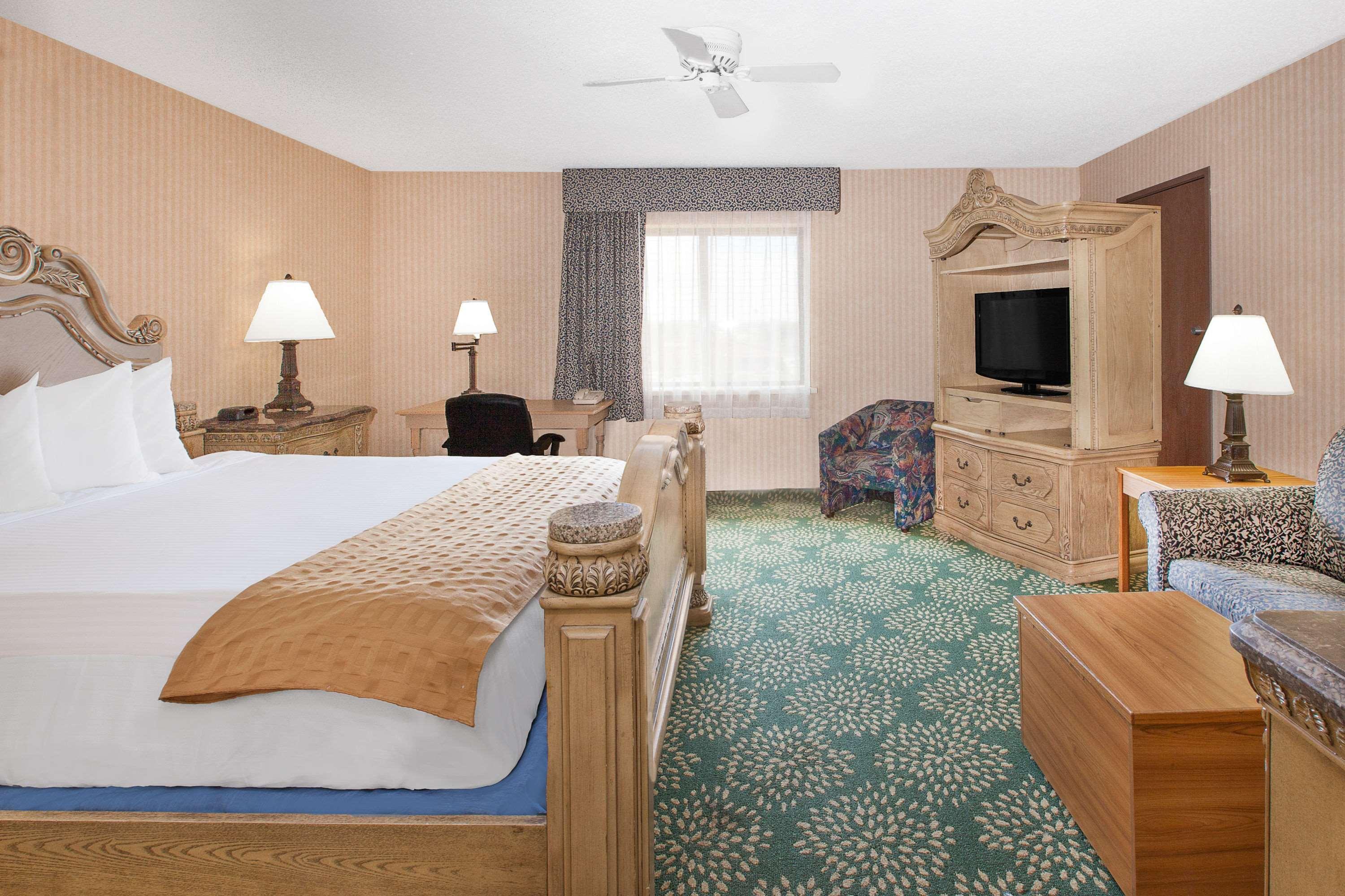 Baymont Inn & Suites Flint — photo 5