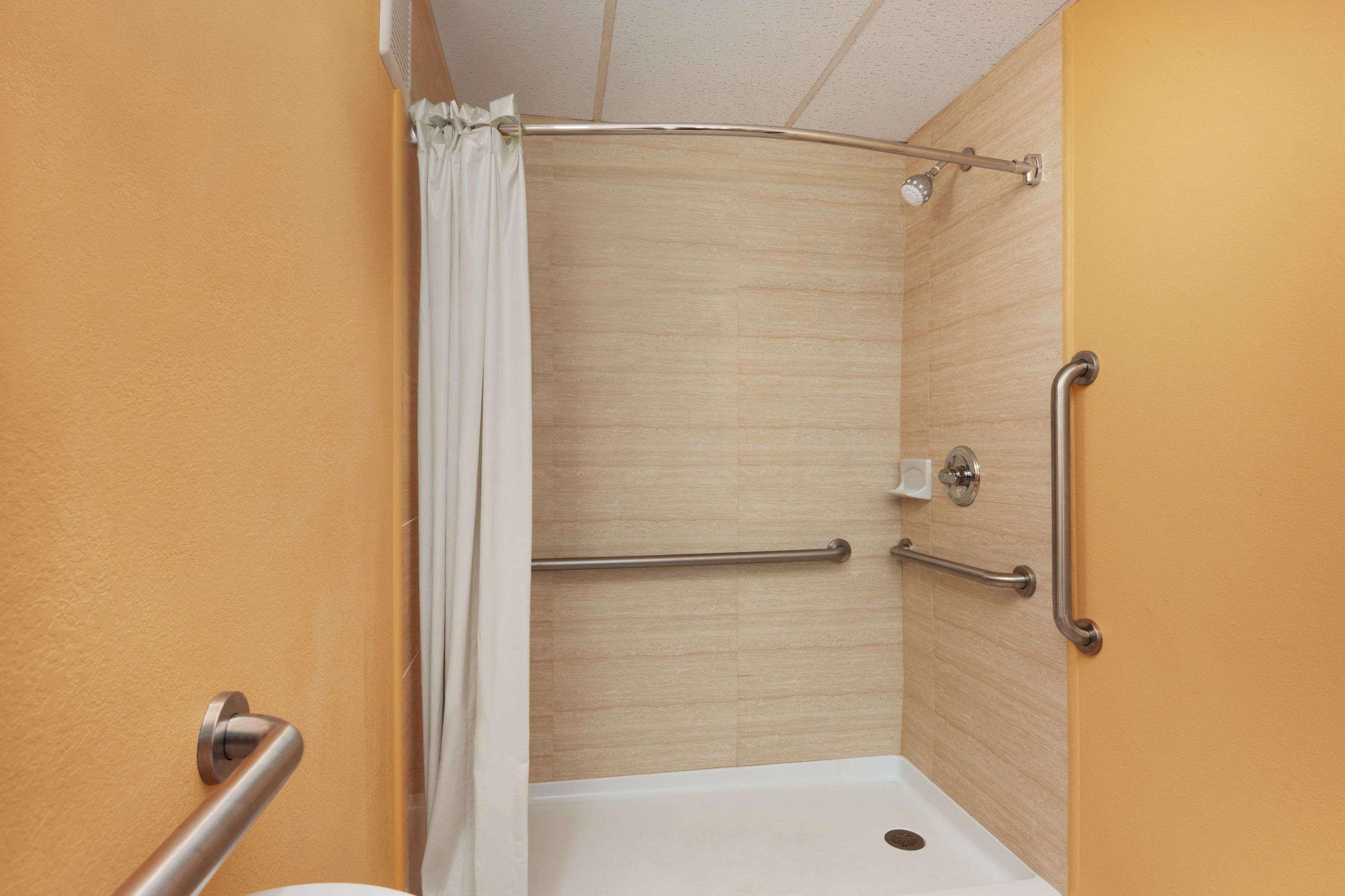Days Inn Queensbury/Glens Falls — photo 5